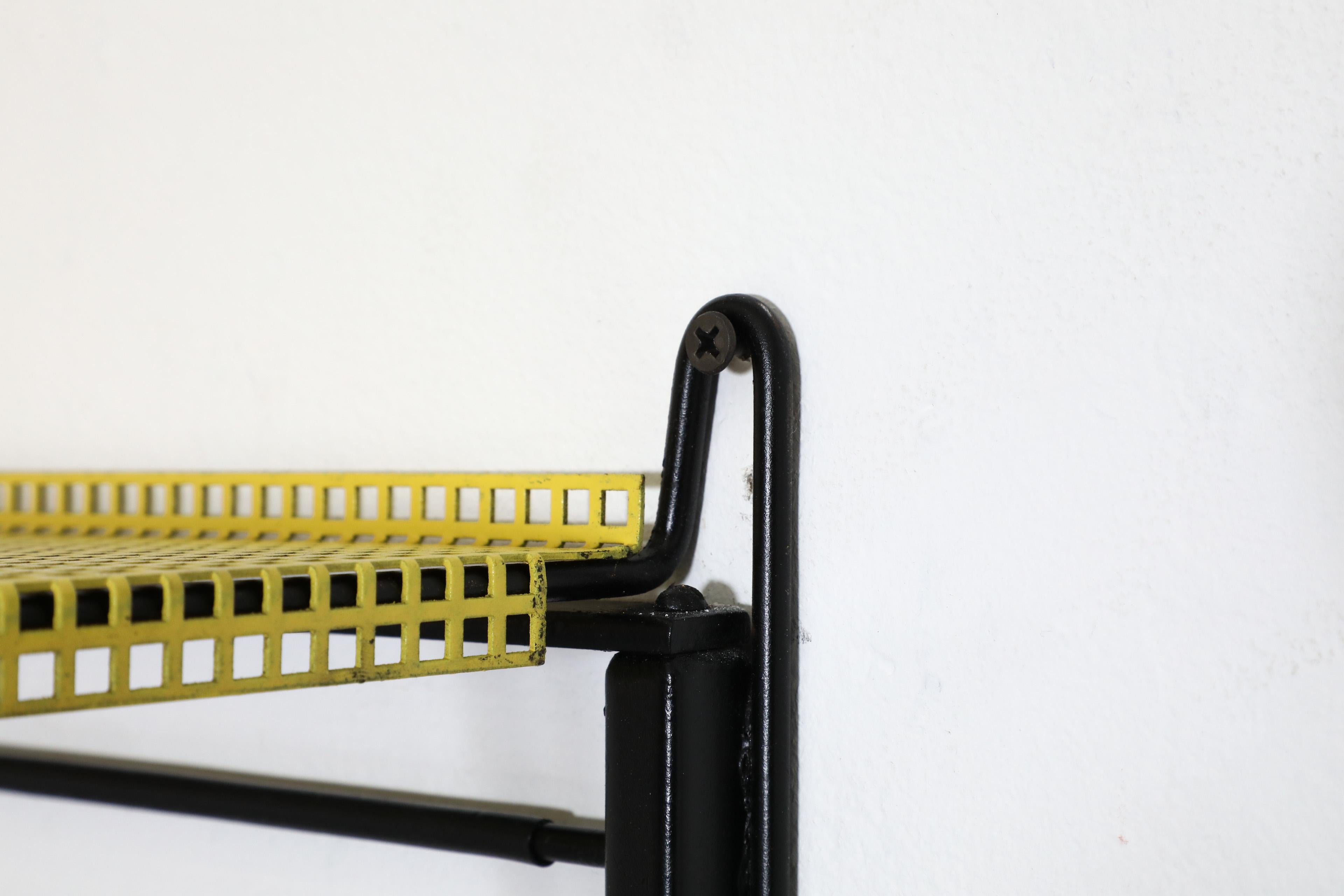 Appendiabiti industriale di metà secolo con ripiano giallo traforato di Pilastro in vendita 7