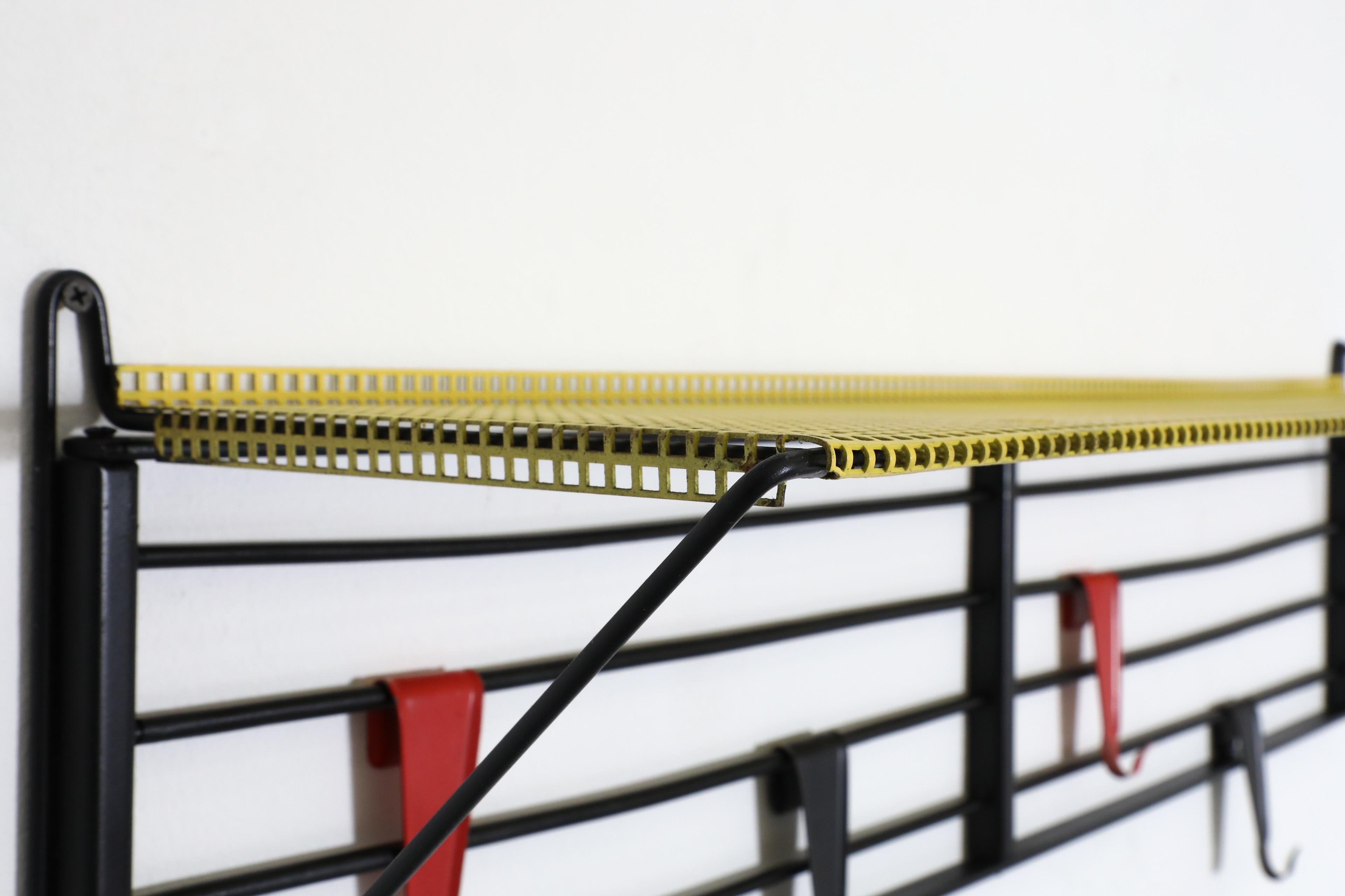 Appendiabiti industriale di metà secolo con ripiano giallo traforato di Pilastro in vendita 9
