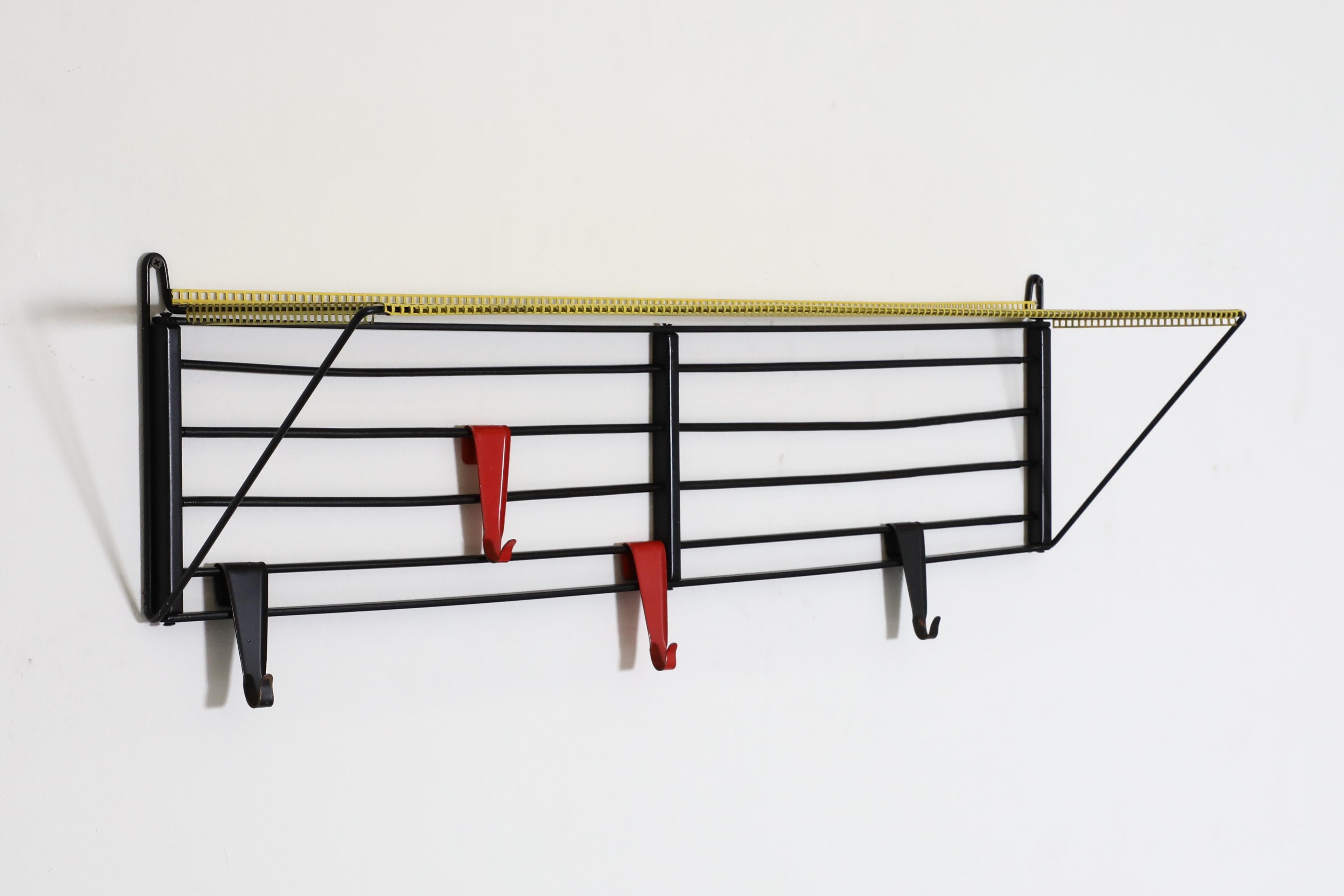 Mid-Century moderno Appendiabiti industriale di metà secolo con ripiano giallo traforato di Pilastro in vendita