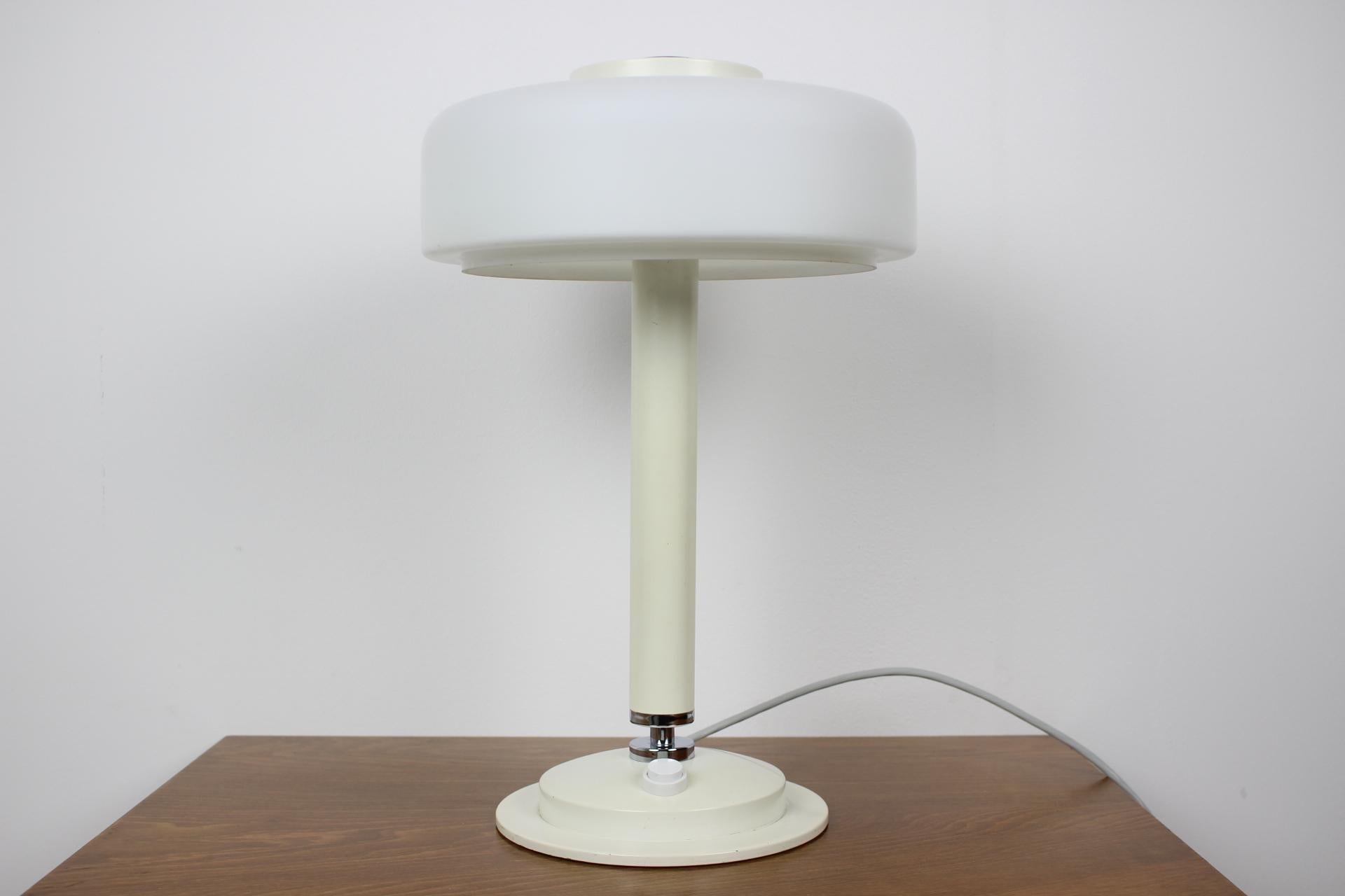 Seltene Mid-Century-Tischlampe von Napako, 1960er Jahre (Moderne der Mitte des Jahrhunderts) im Angebot