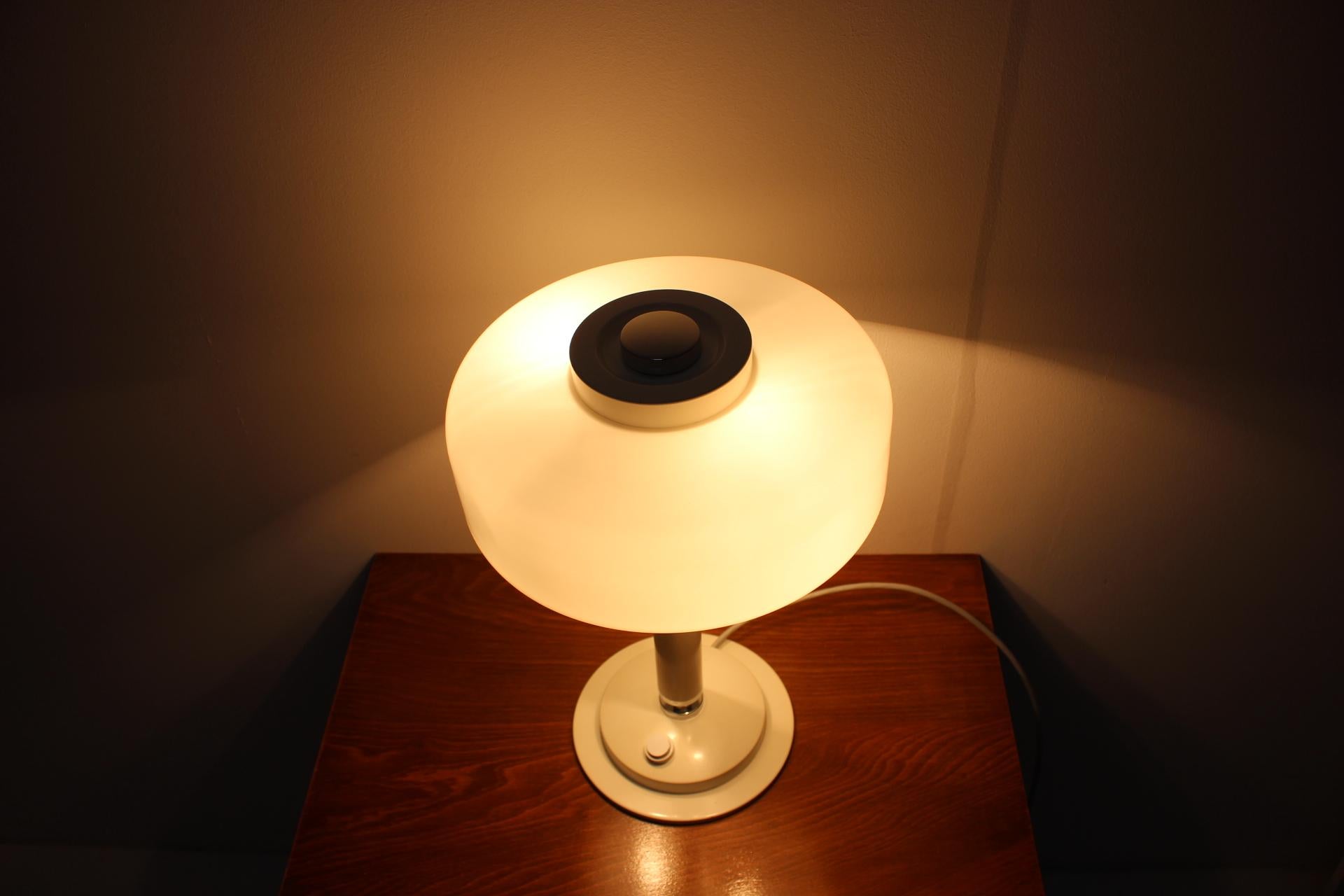 Seltene Mid-Century-Tischlampe von Napako, 1960er Jahre im Angebot 1