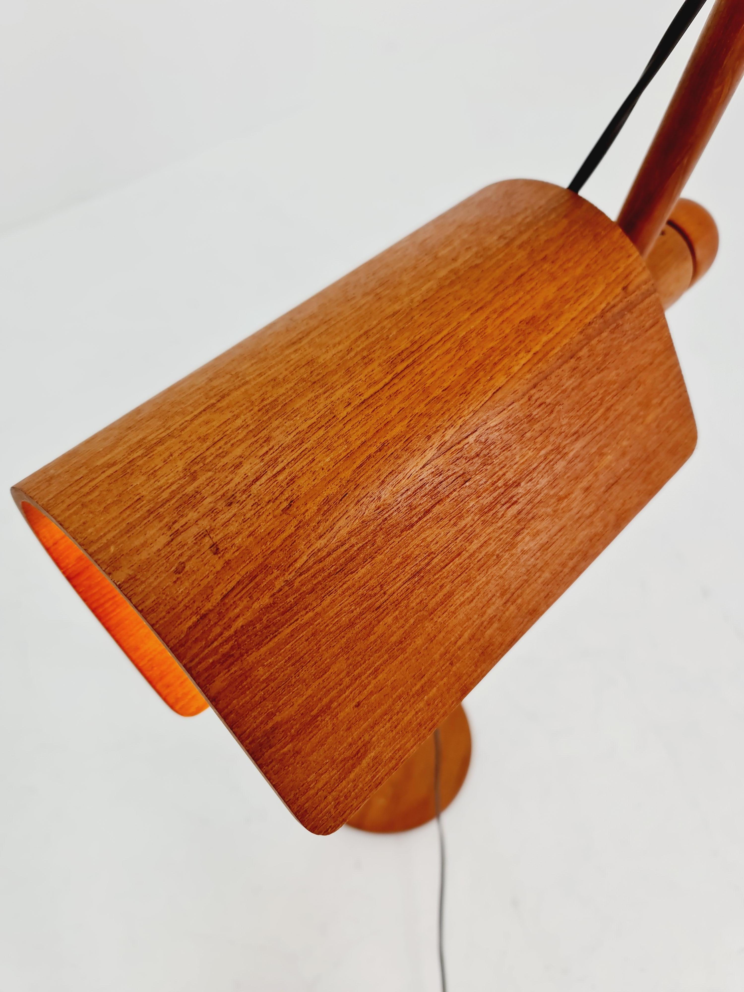 Lampada da terra in teak di metà secolo con paralume in teak, Danimarca moderna, anni '70

Paralume regolabile (collo d'oca) - lampada originale  ombra in perfette condizioni. 

	-	Materiale: Legno di teak di alta qualità con teak 