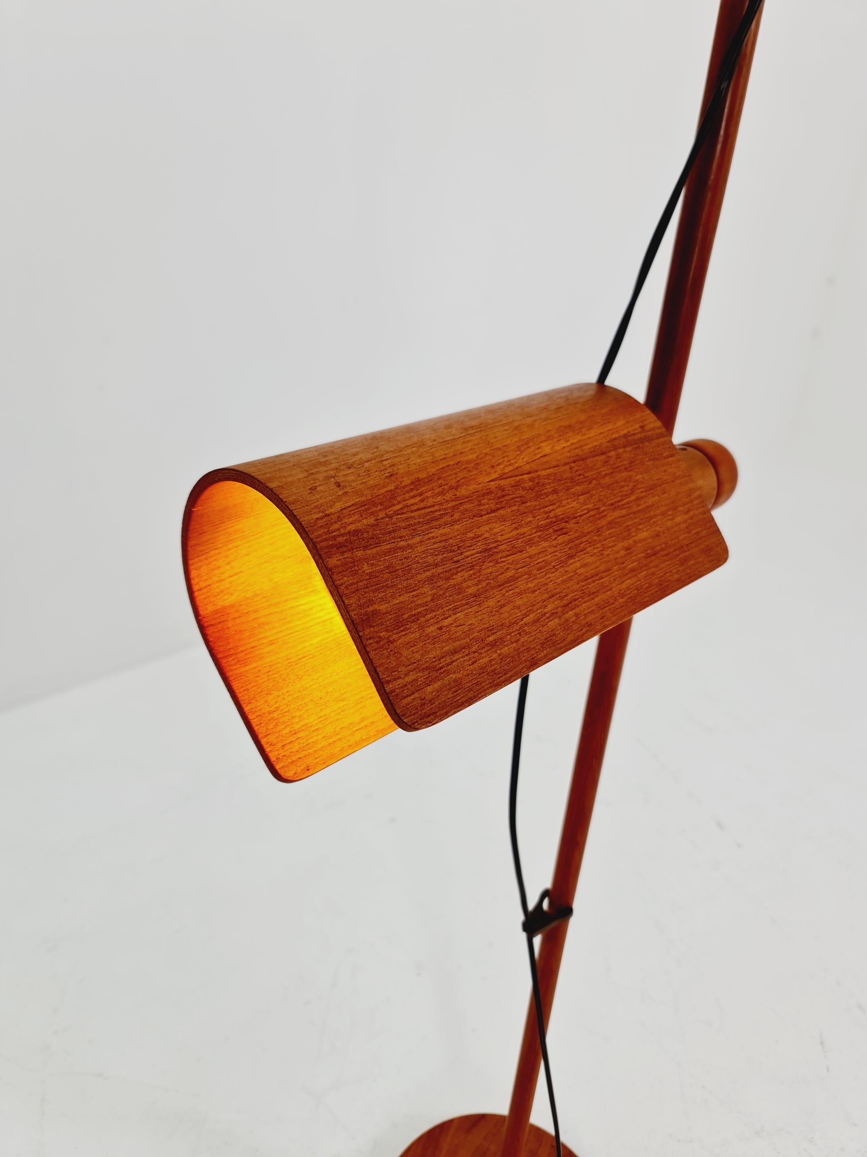 Mid-Century moderno Lampada da terra in teak rara della metà del secolo scorso Danimarca anni '70 in vendita