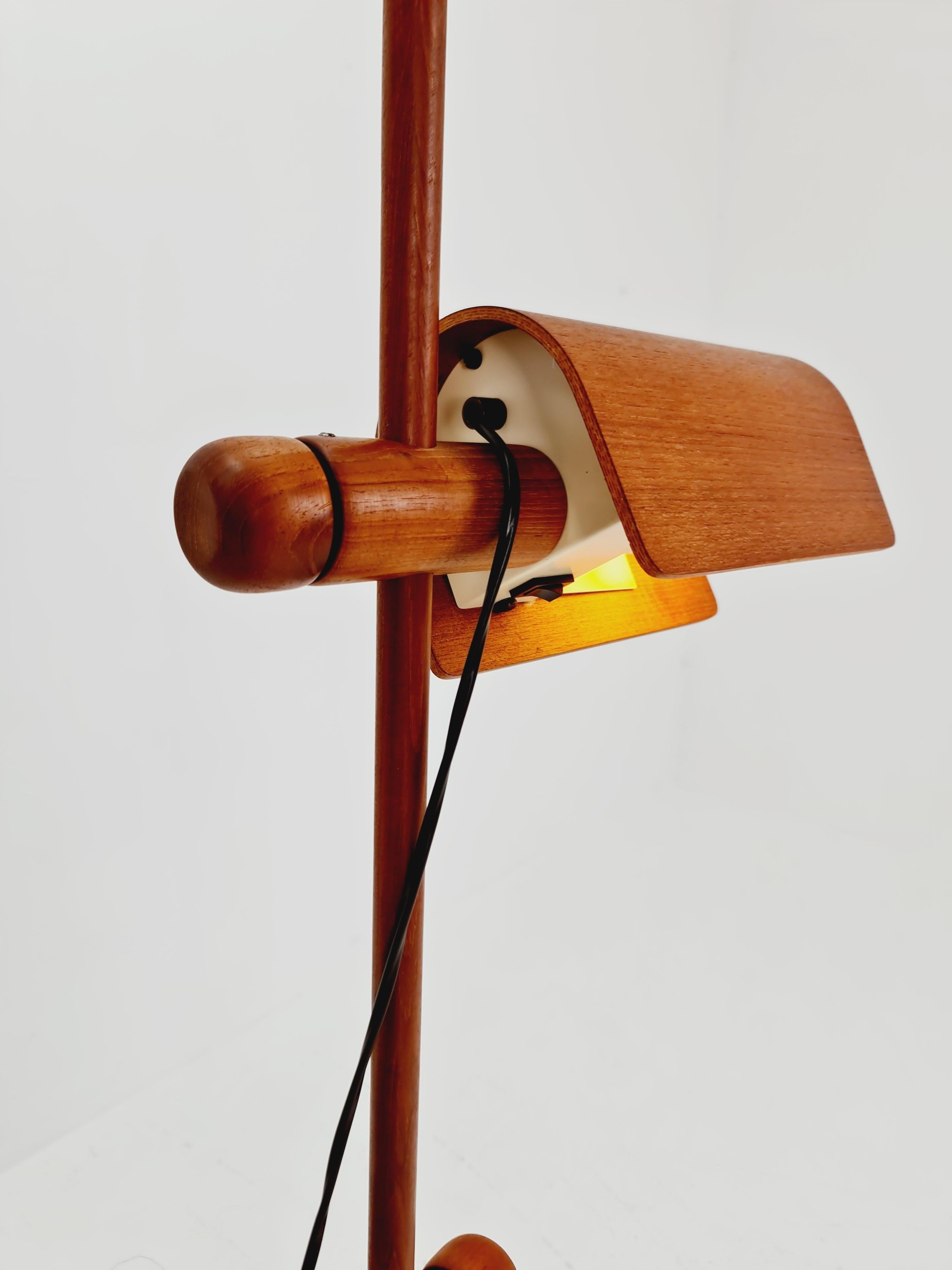Danese Lampada da terra in teak rara della metà del secolo scorso Danimarca anni '70 in vendita