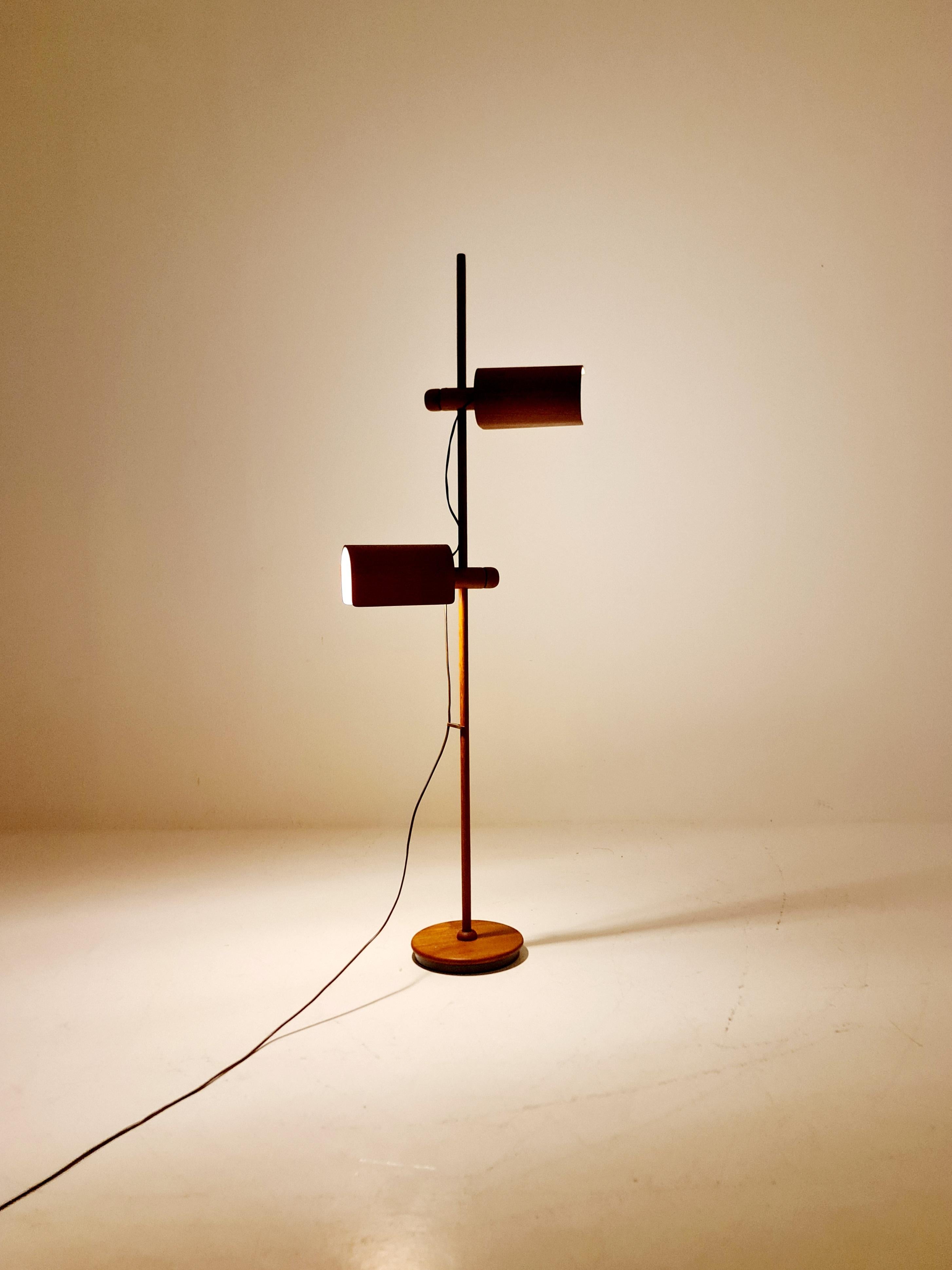 Fine XX secolo Lampada da terra in teak rara della metà del secolo scorso Danimarca anni '70 in vendita