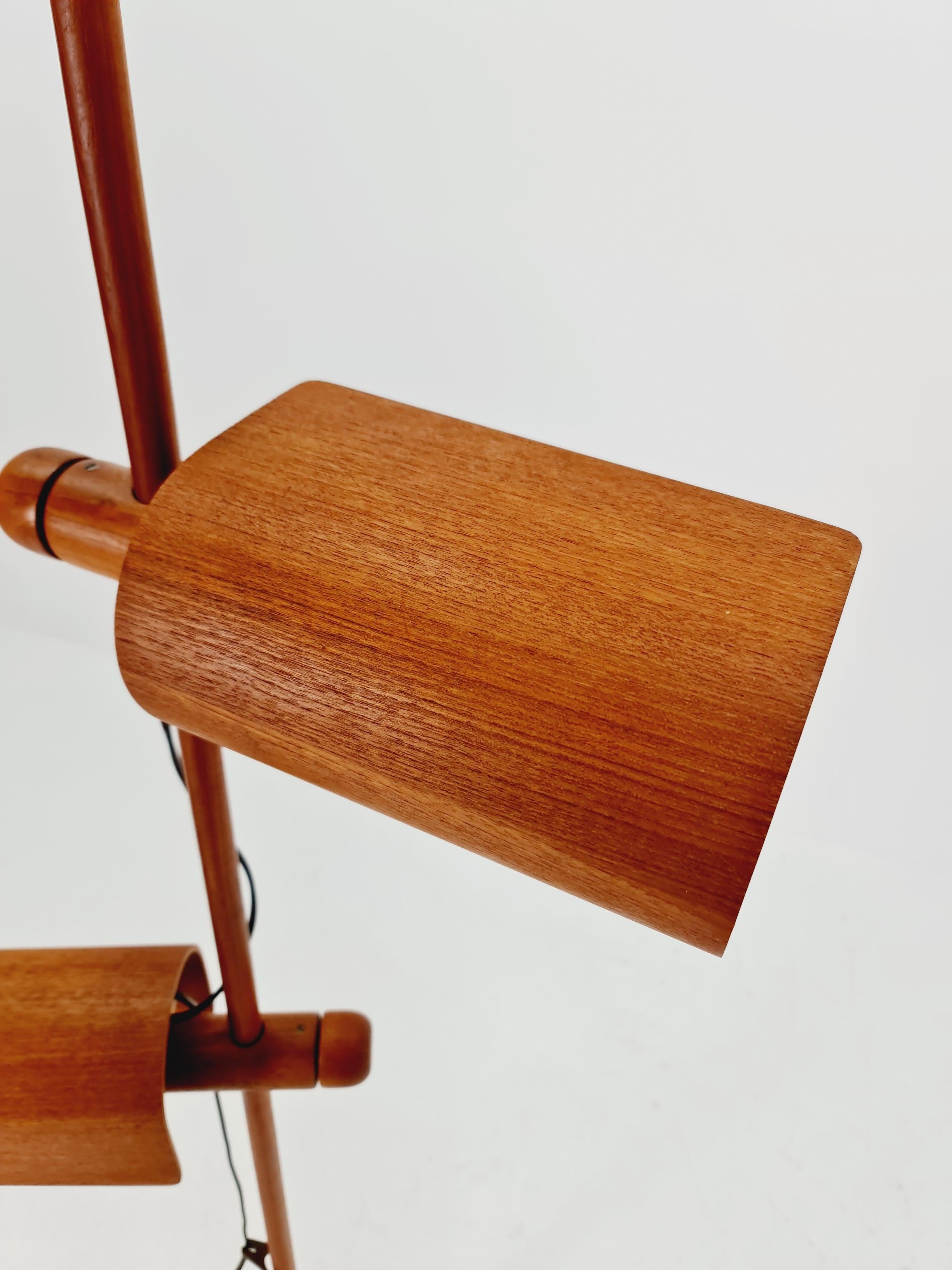 Tessuto Lampada da terra in teak rara della metà del secolo scorso Danimarca anni '70 in vendita
