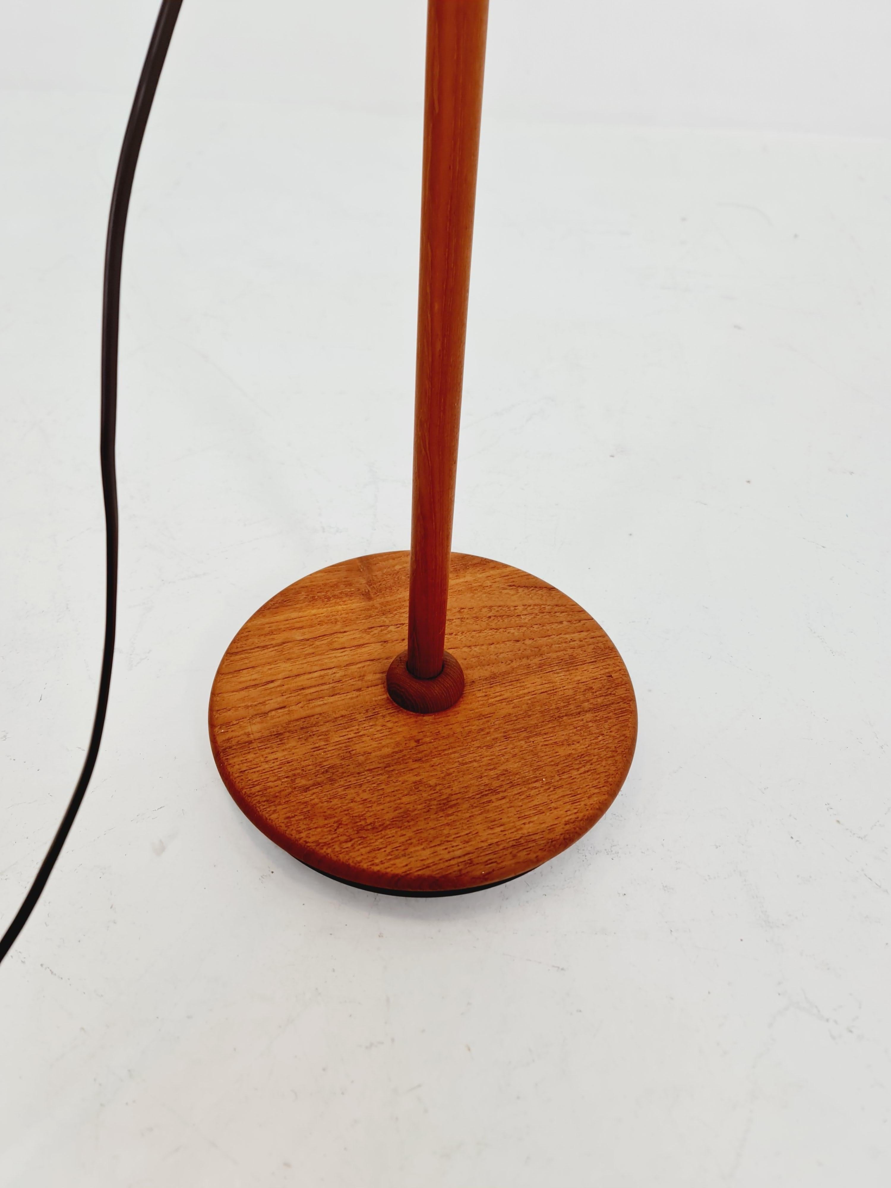 Lampada da terra in teak rara della metà del secolo scorso Danimarca anni '70 in vendita 2