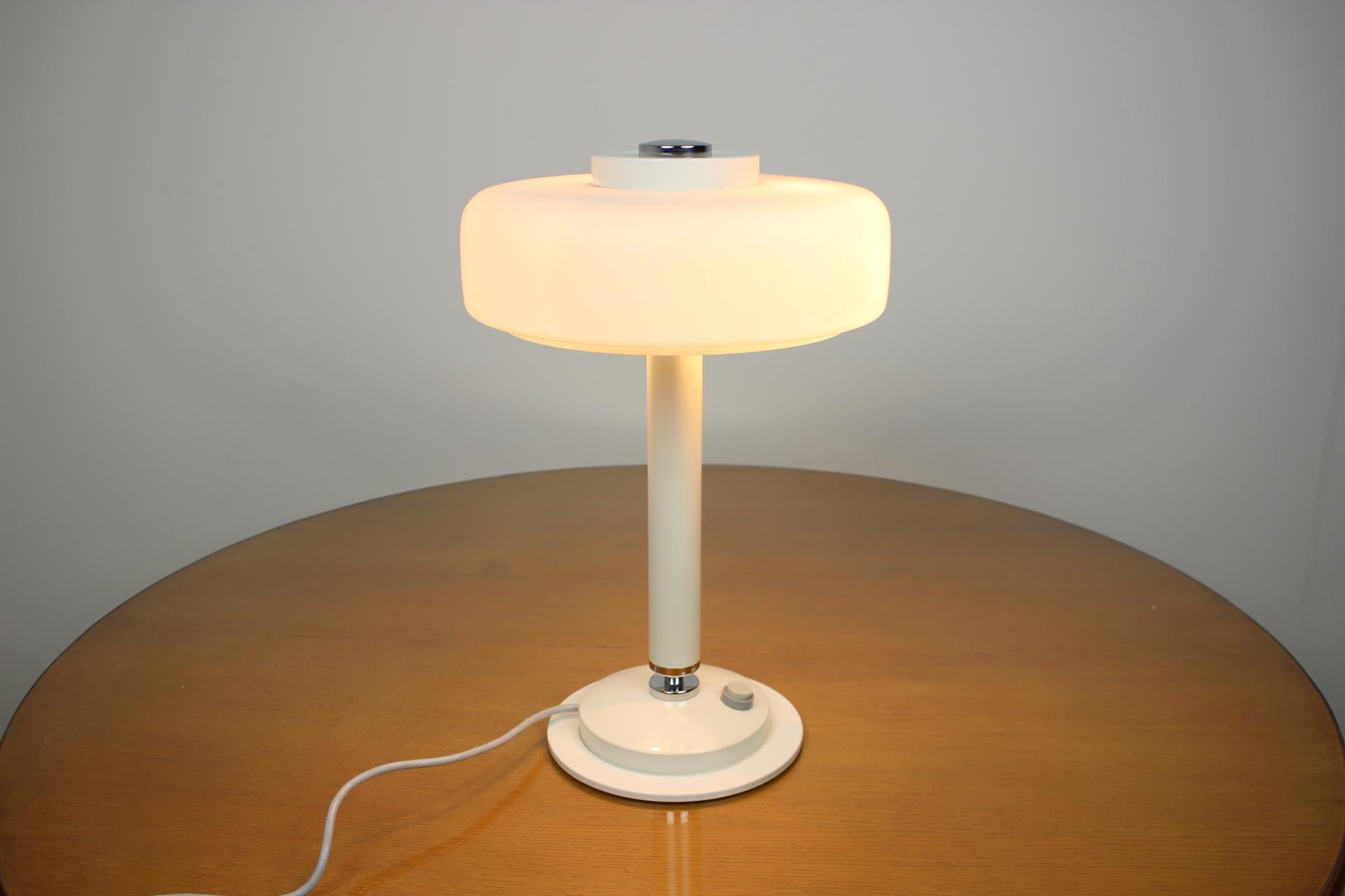 Milieu du XXe siècle Lampe de bureau ou lampe de table blanche rare Napako du milieu du siècle dernier, années 1960 en vente