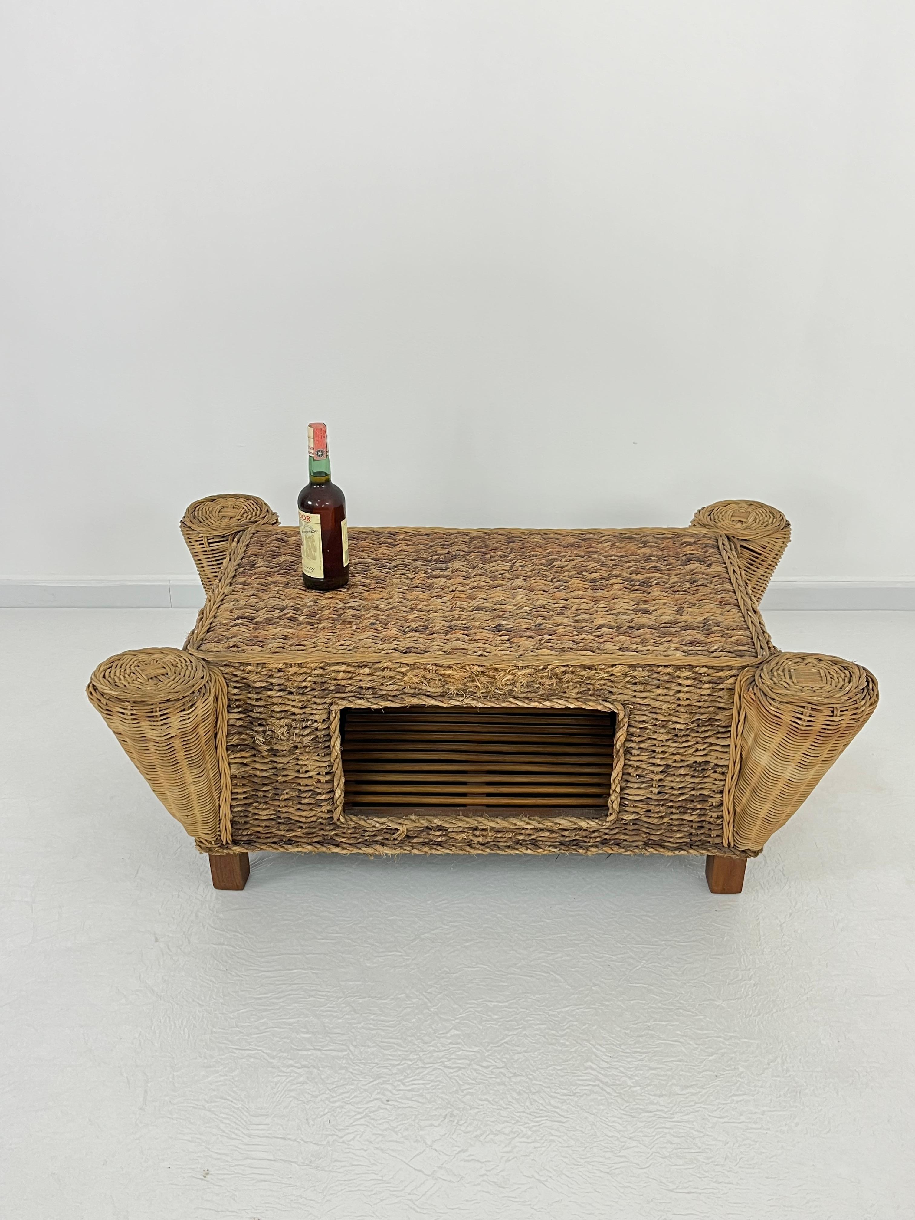 Mesa de centro de ratán y bambú de mediados de siglo, Made in Italy, años 60
Intacto y en buen estado.
Formaba parte del mobiliario de una villa de la isla de Capri.