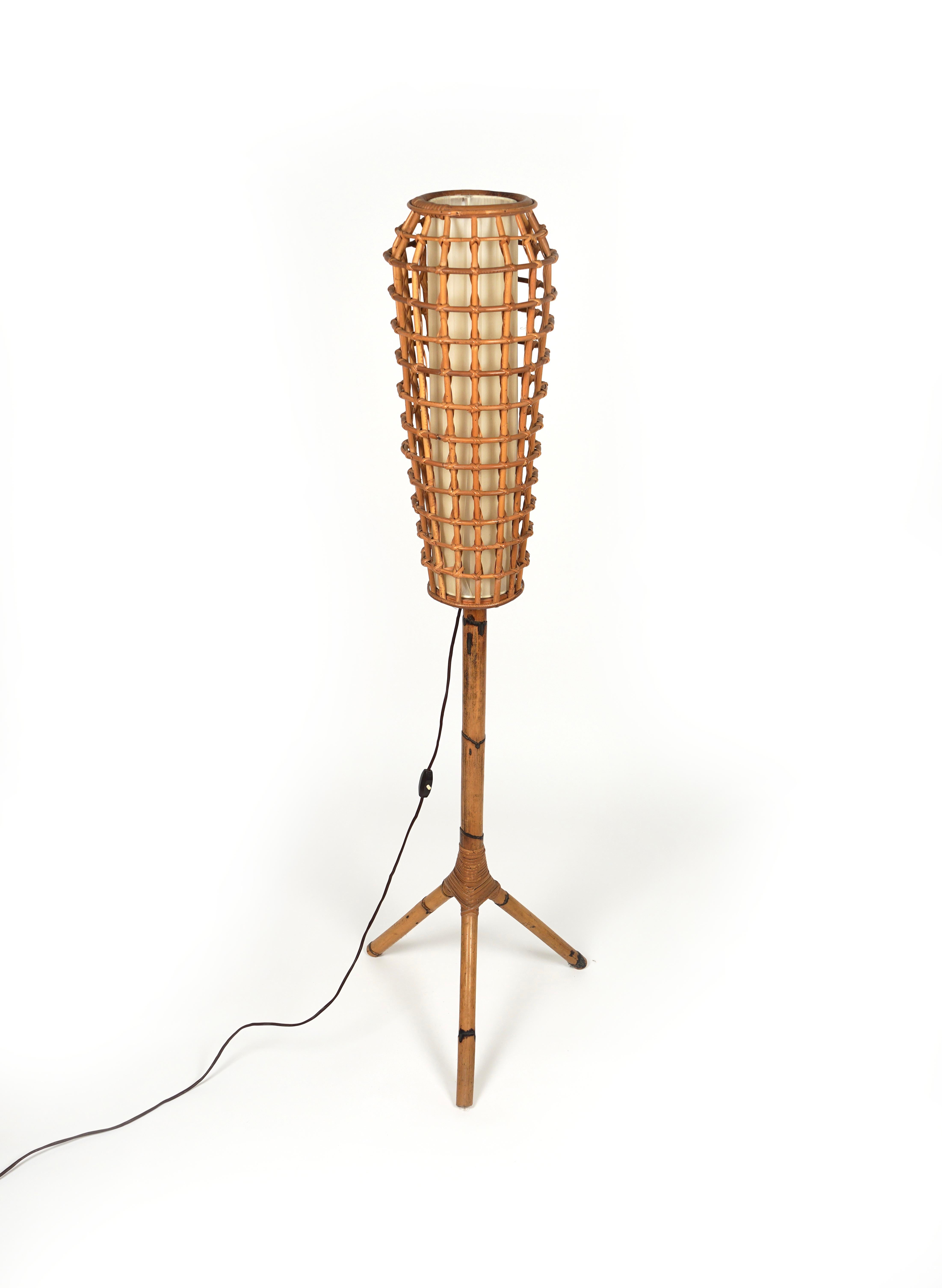 Midcentury amazing one lights floor lamp in bamboo and rattan in the style of the Italian designer Franco Albini.

Made in Italy in the 1960s.

The rattan material provides an easygoing chic, which flatters any interior.

Franco Albini (17