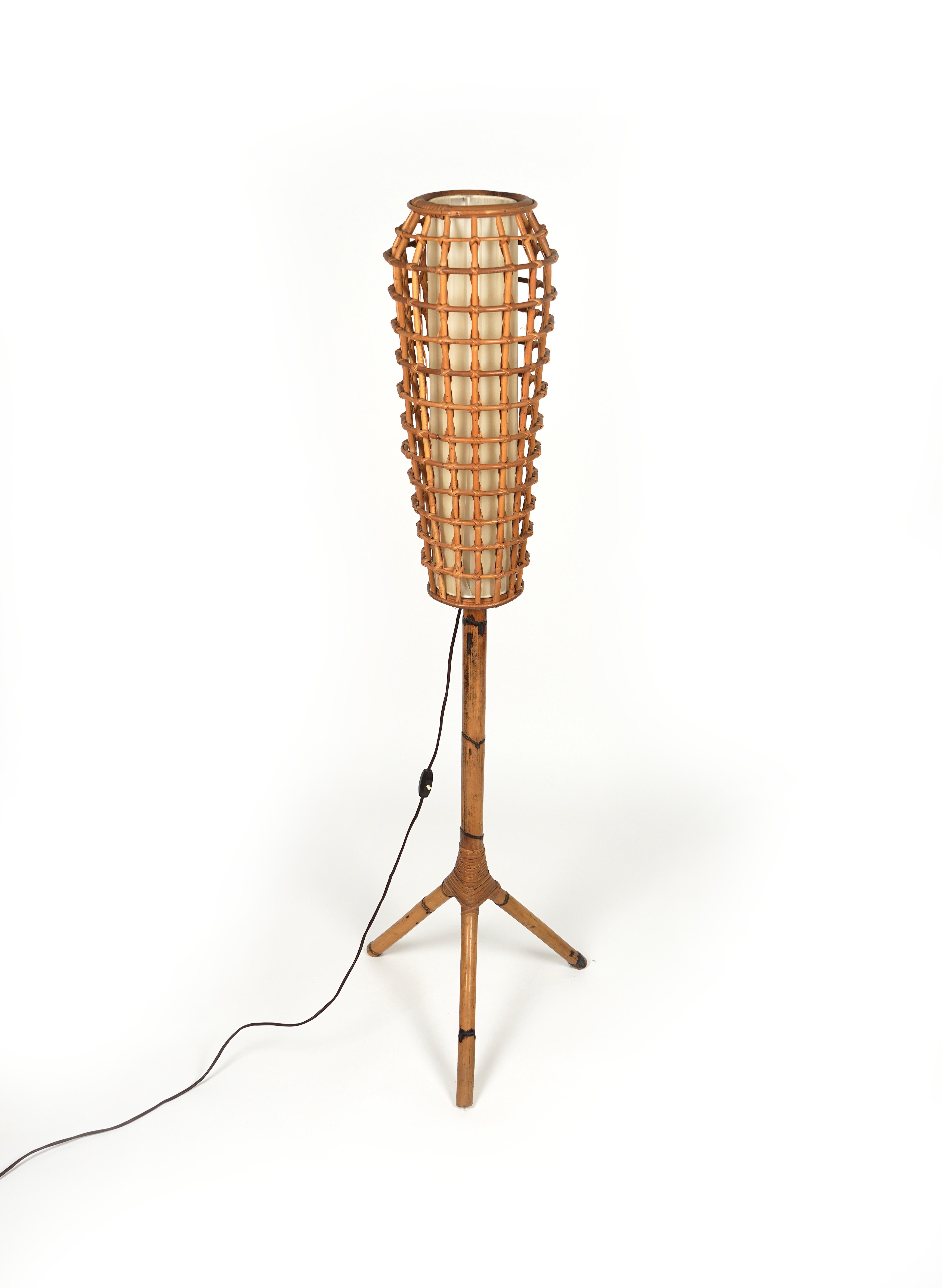 Sorprendente lámpara de pie de una luz de mediados de siglo en bambú y ratán al estilo del diseñador italiano Franco Albini.

Fabricado en Italia en la década de 1960.

El material de ratán aporta una elegancia desenfadada, que favorece cualquier