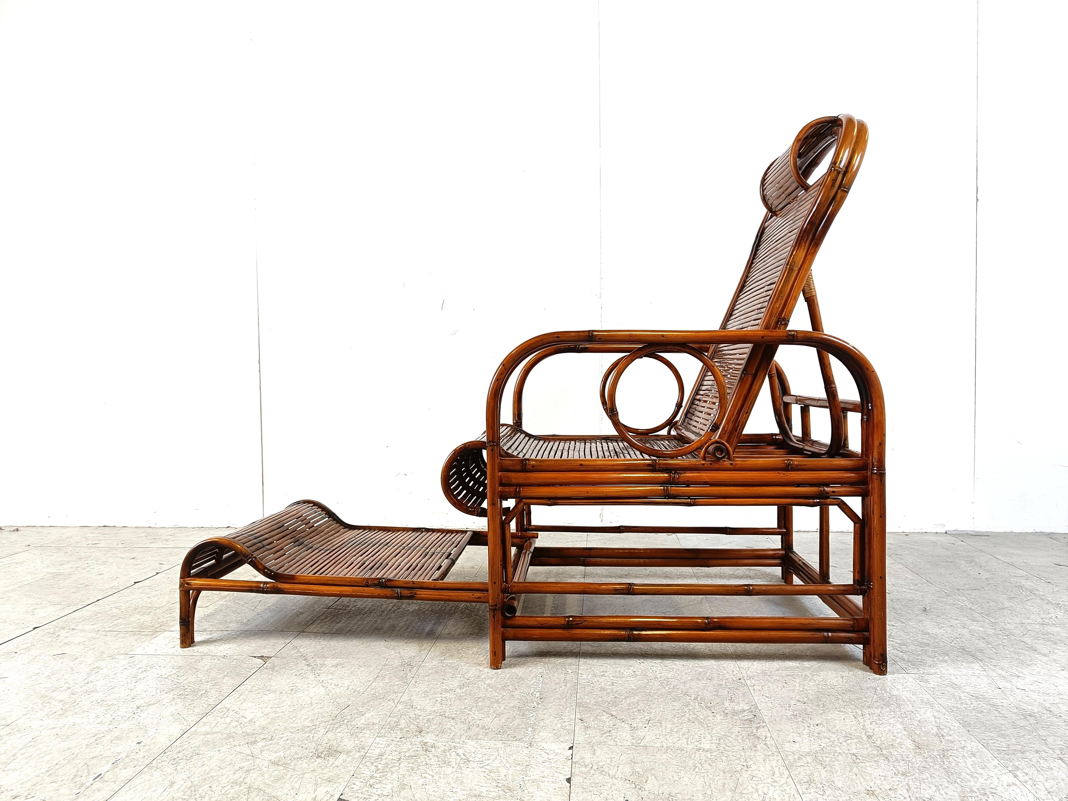 Bellissima chaise longue o sedia da giardino di metà secolo realizzata in bambù.

L'articolo è in condizioni originali e intatte.

Sarebbe un pezzo elegante e decorativo per un salotto o per un giardino.

Lo schienale è regolabile e può essere