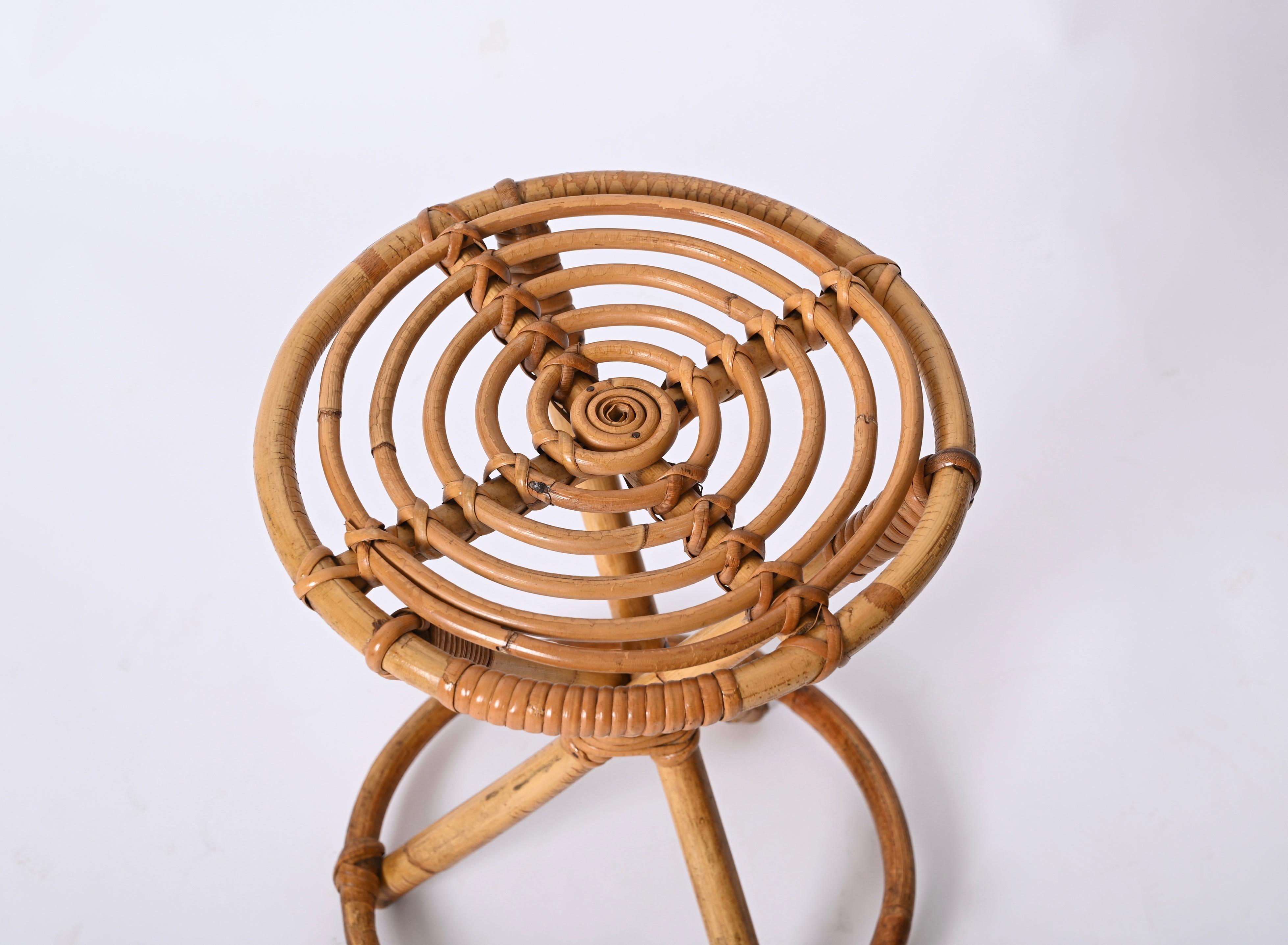 Tabouret rond italien en rotin et bambou du milieu du siècle, années 1960 en vente 1