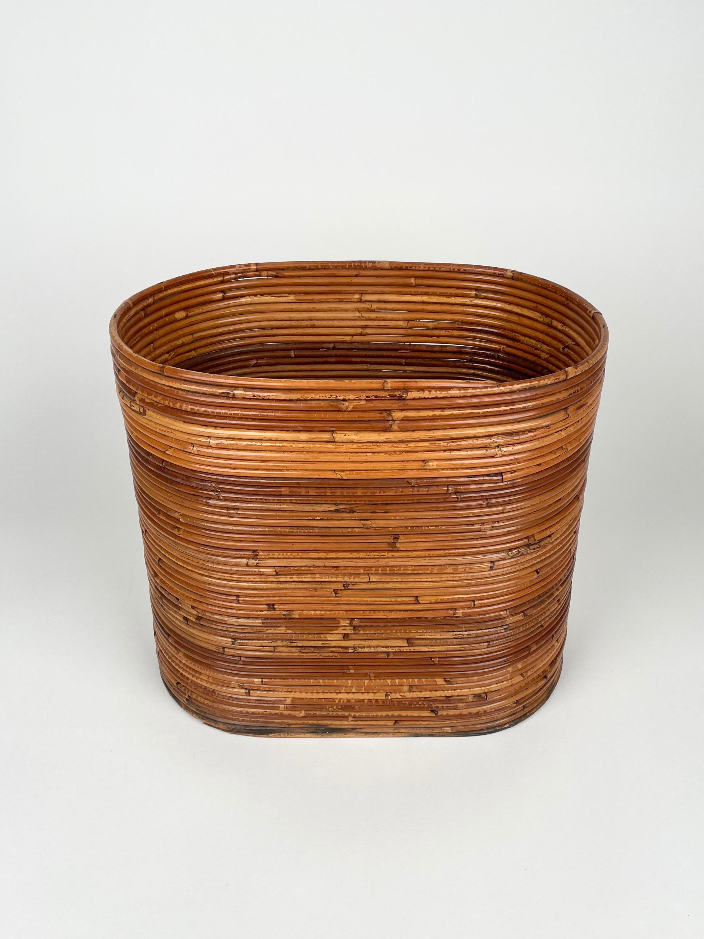Oval basket plant holder vase in bamboo and rattan made in Italy in the 1960s.

An astonishing piece that will enrich a midcentury-style living room or studio.

