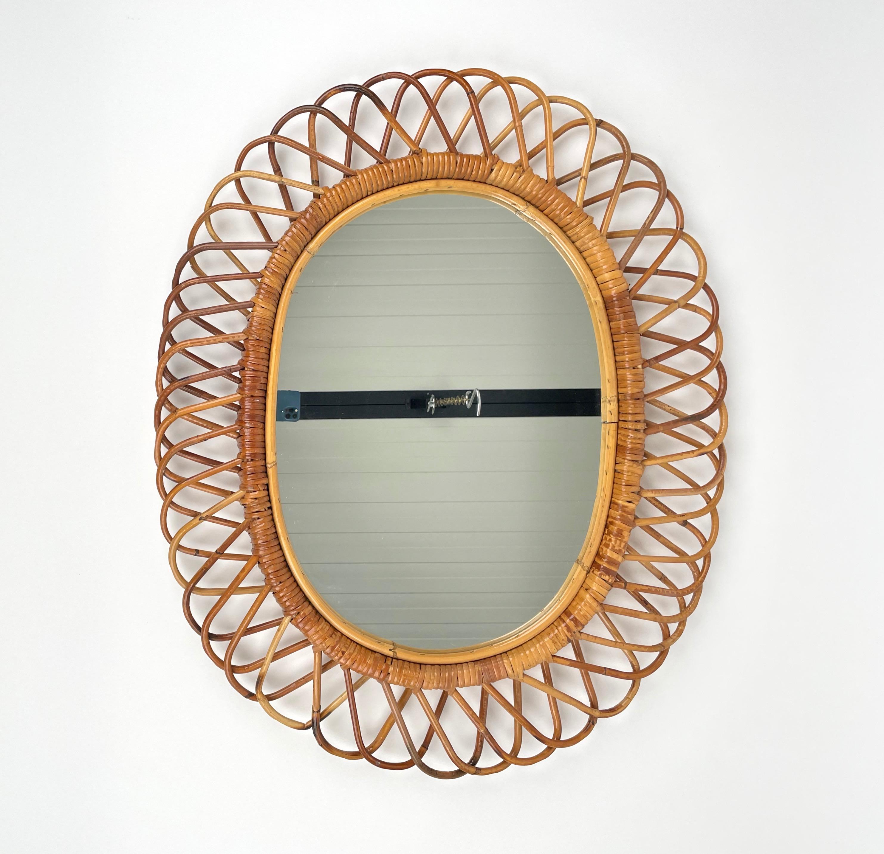 Beautiful oval wall mirror in bamboo and rattan.

Made in Italy in the 1960s.