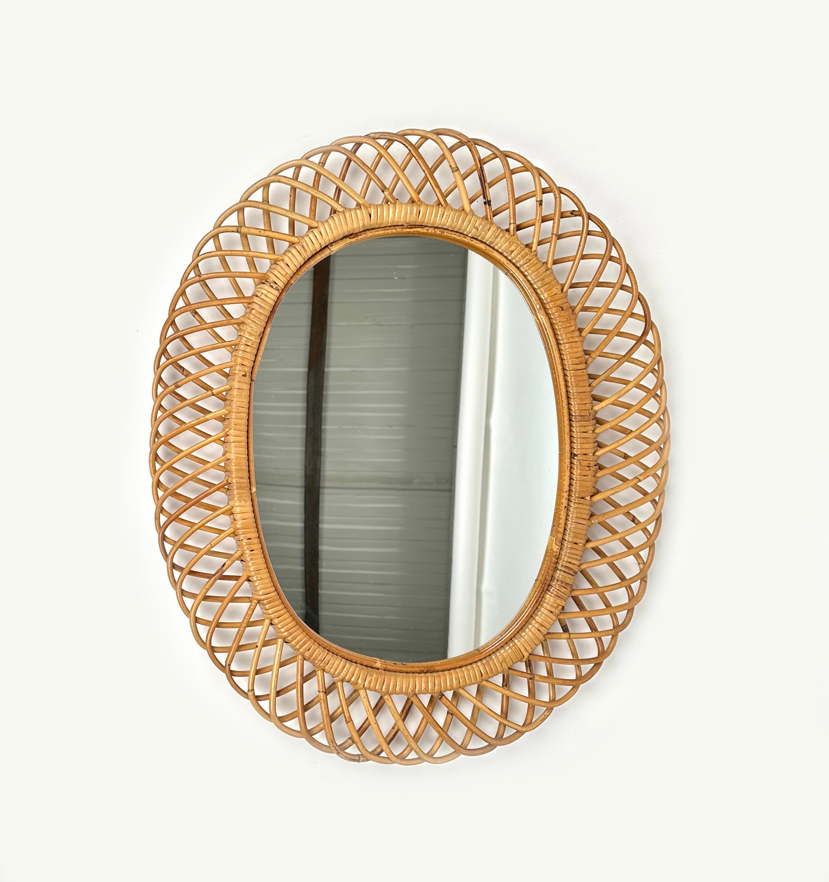 Beautiful oval wall mirror in bamboo and rattan. 

Made in Italy in the 1960s.