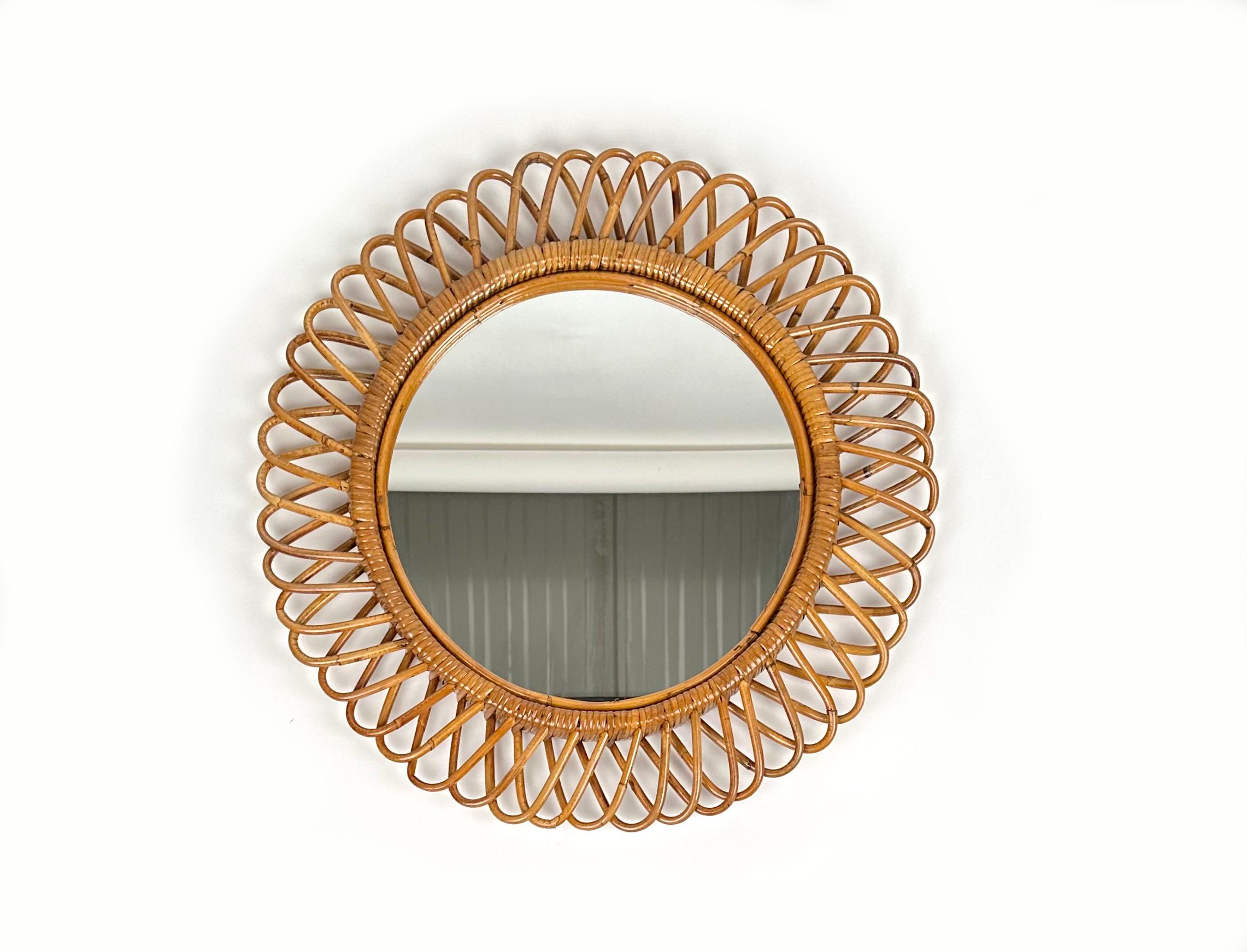 Beautiful round wall mirror in bamboo and rattan.

Made in Italy in the 1960s.