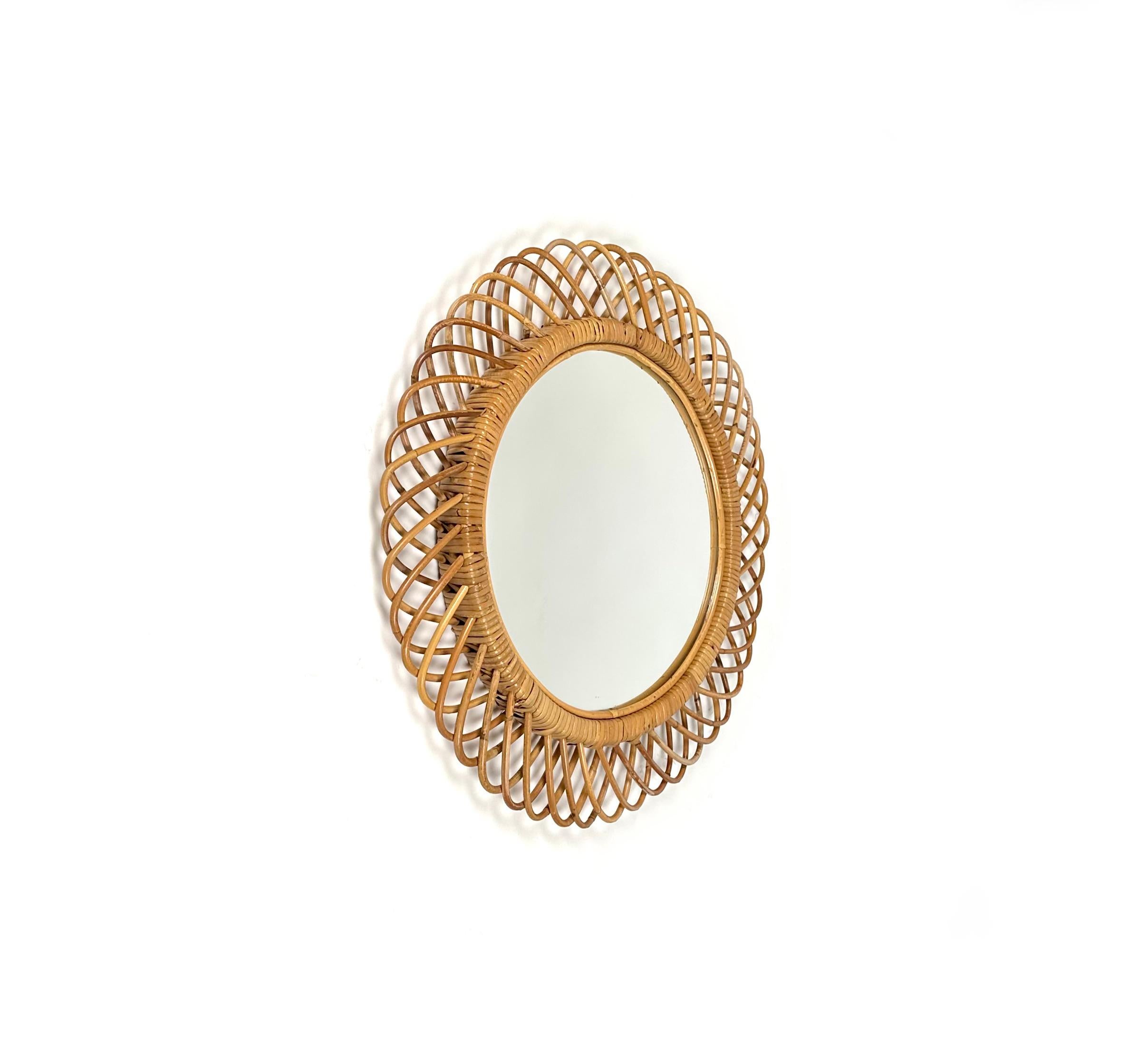 Beautiful round wall mirror in bamboo and rattan. 

A highly decorative mirror with undulated rattan frame. 

Made in Italy in the 1960s.