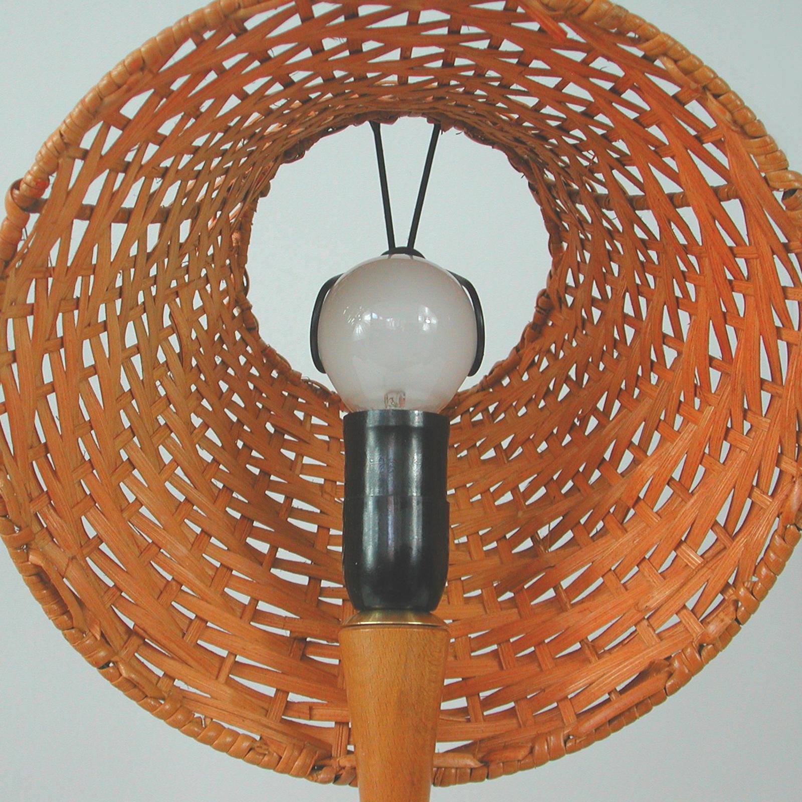Lampada da tavolo a treppiede di metà secolo in vimini di rattan e betulla, Svezia, anni '50 in vendita 5