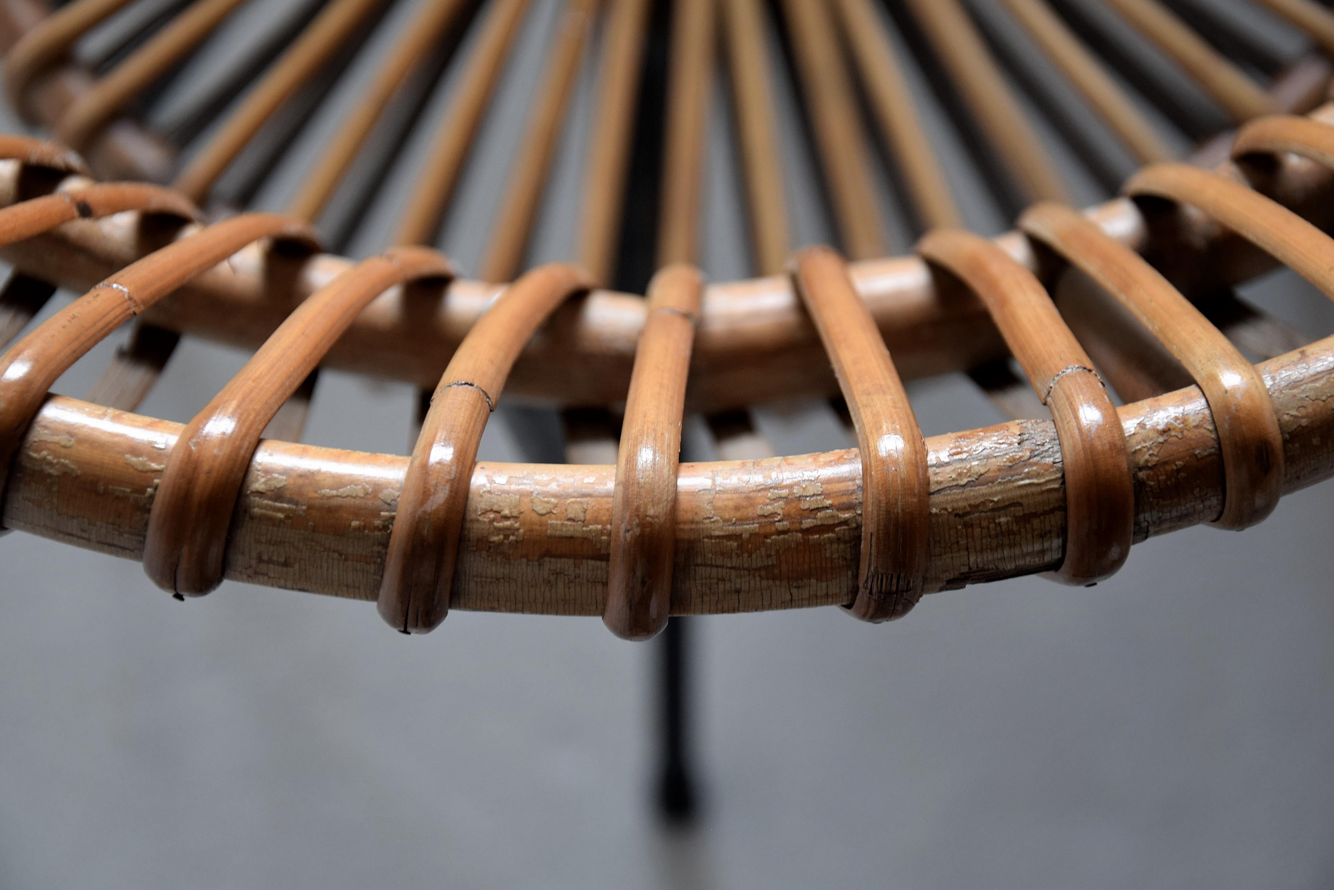 Stilvoller und eleganter Stuhl aus der Mitte des Jahrhunderts aus schwarz lackiertem Eisen und Rattan, entworfen von Dirk van Sliedregt für die Gebroeders (Brüder) Jonkers in den Niederlanden. Dirk van Sliedregt (1920-2010) war ein Selfmademan, der