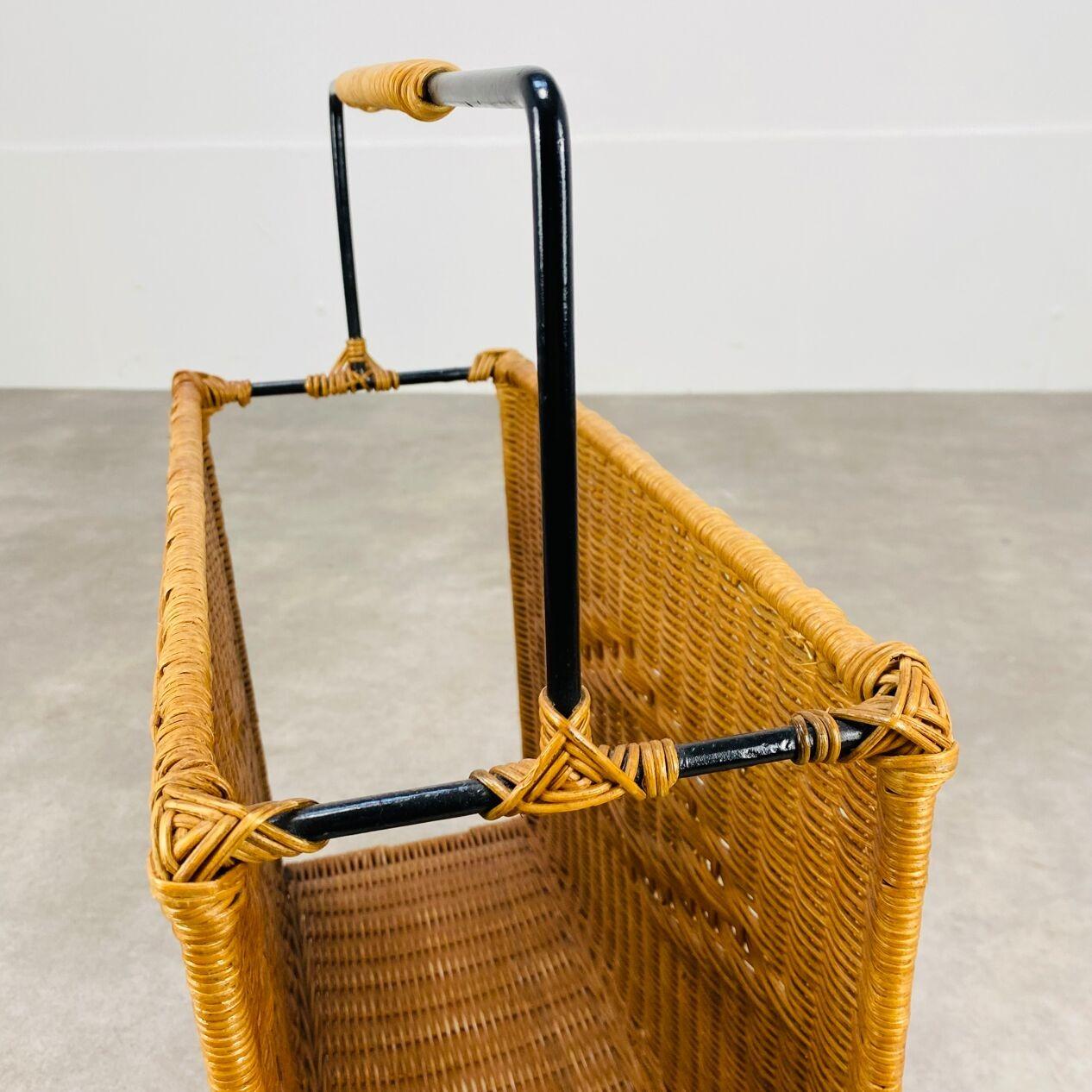 Portariviste di metà secolo in rattan e metallo nero, anni '50 in vendita 3