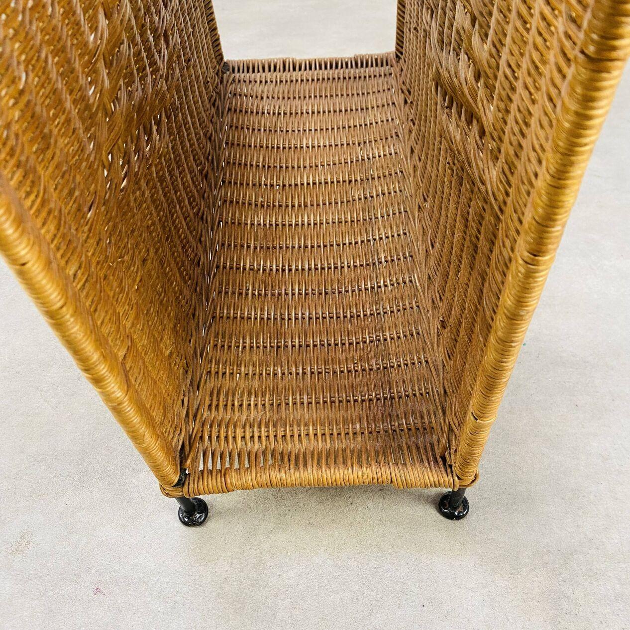 Portariviste di metà secolo in rattan e metallo nero, anni '50 in vendita 4