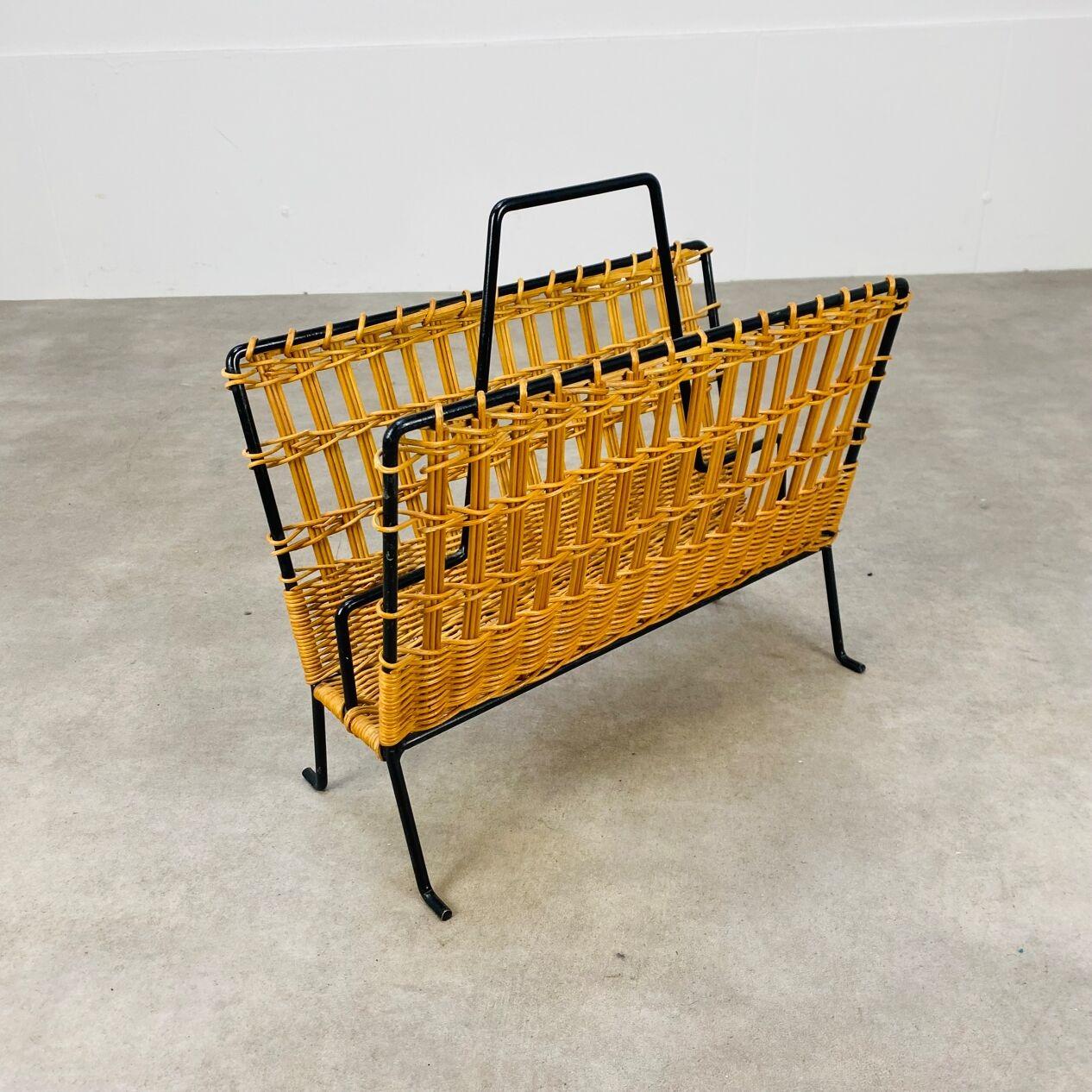 Bellissimo portariviste del Mid Century Modern, in metallo nero e rattan. 