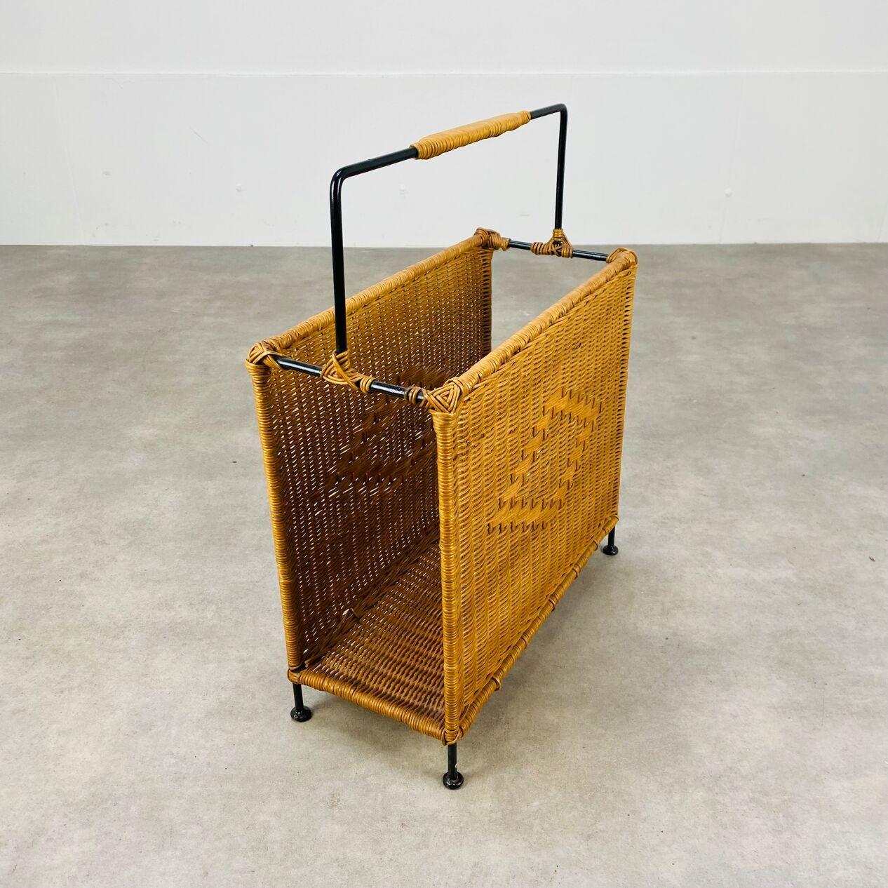 Mid-Century moderno Portariviste di metà secolo in rattan e metallo nero, anni '50 in vendita
