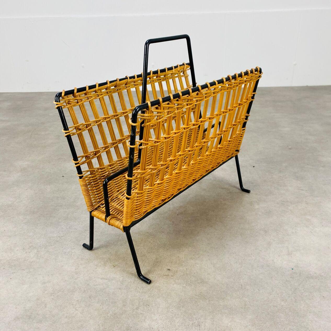 Mid-Century moderno Portariviste di metà secolo in rattan e metallo nero, anni '50 in vendita