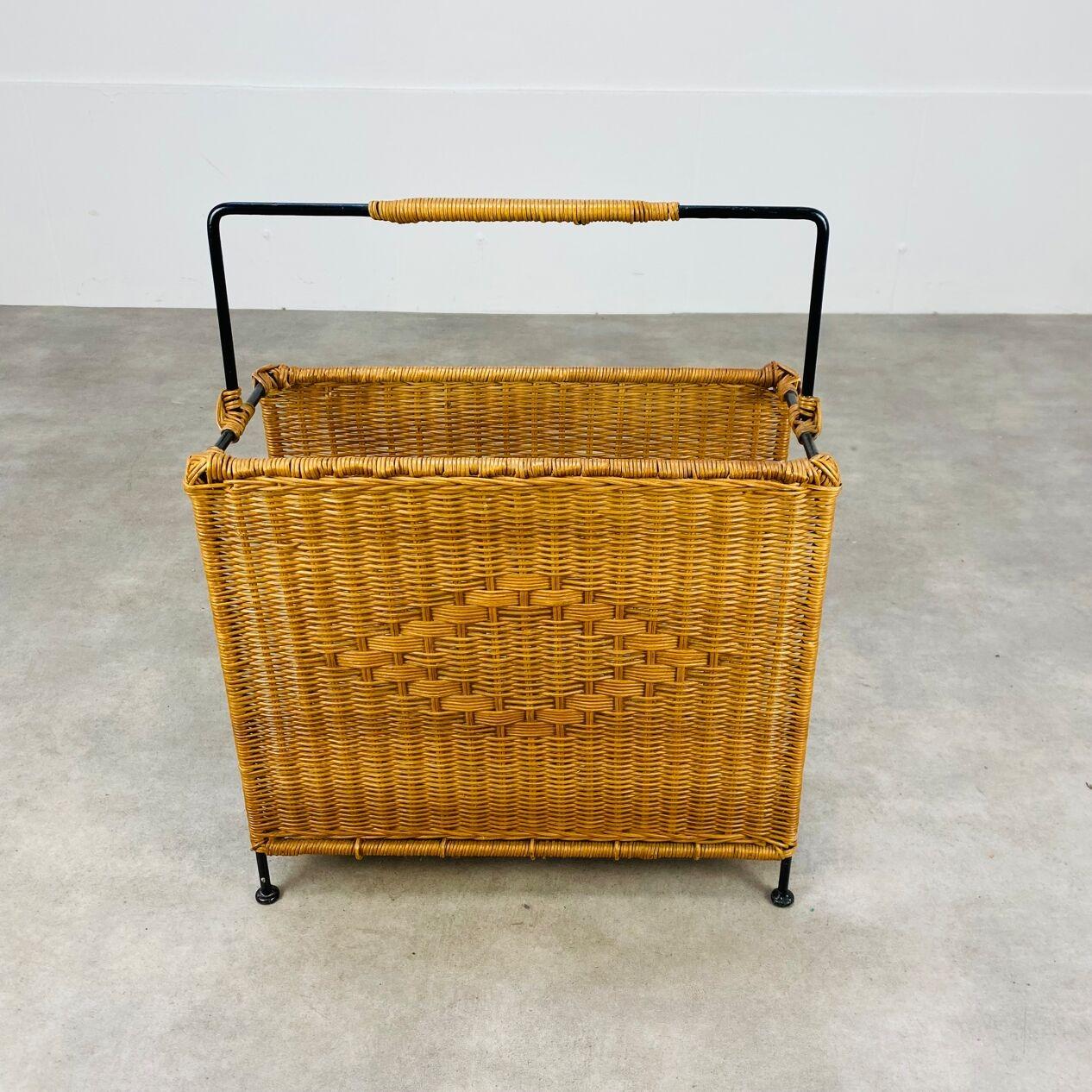 Francese Portariviste di metà secolo in rattan e metallo nero, anni '50 in vendita