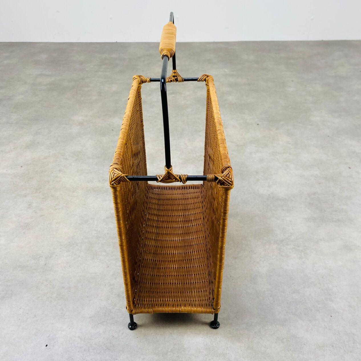 Metà XX secolo Portariviste di metà secolo in rattan e metallo nero, anni '50 in vendita