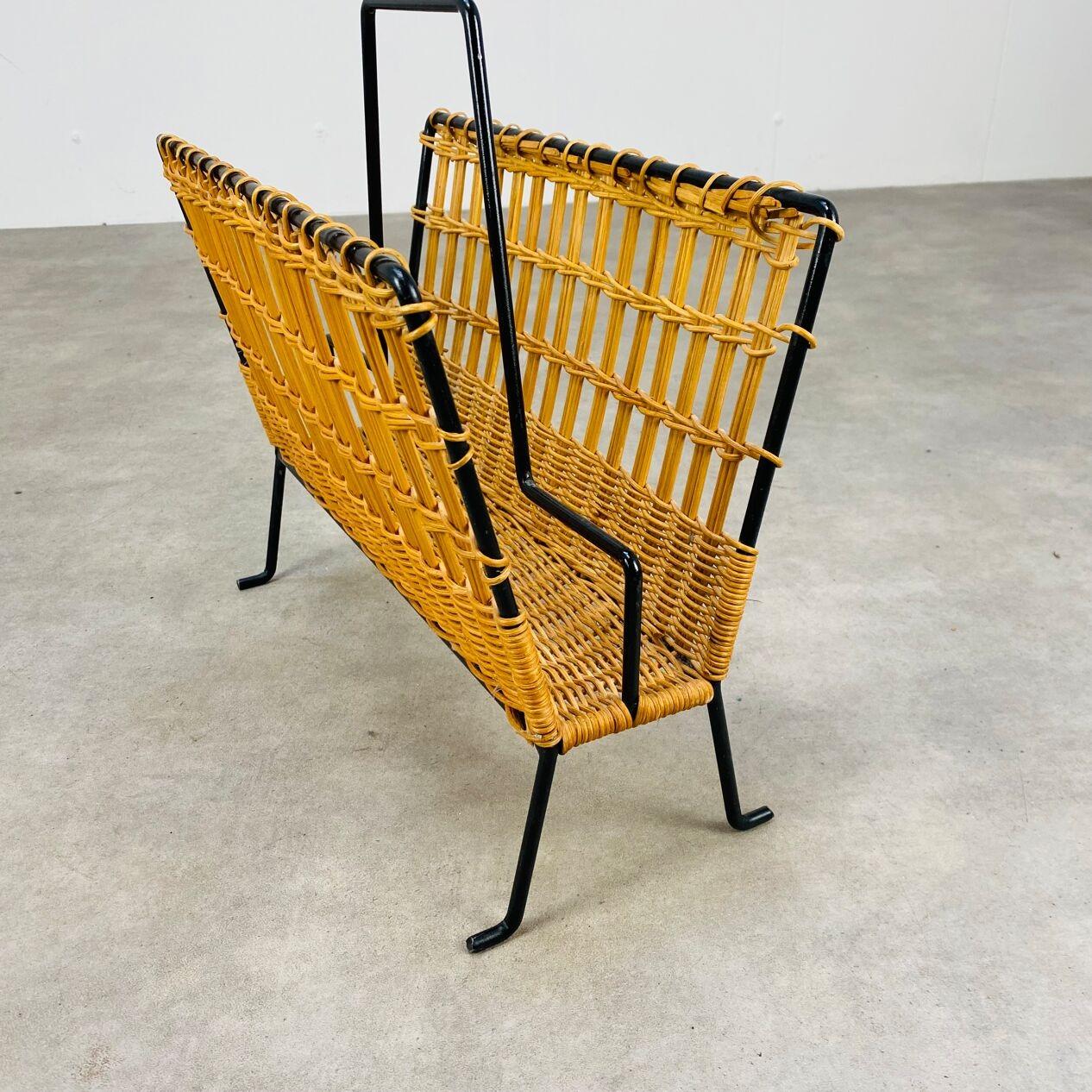 Metà XX secolo Portariviste di metà secolo in rattan e metallo nero, anni '50 in vendita