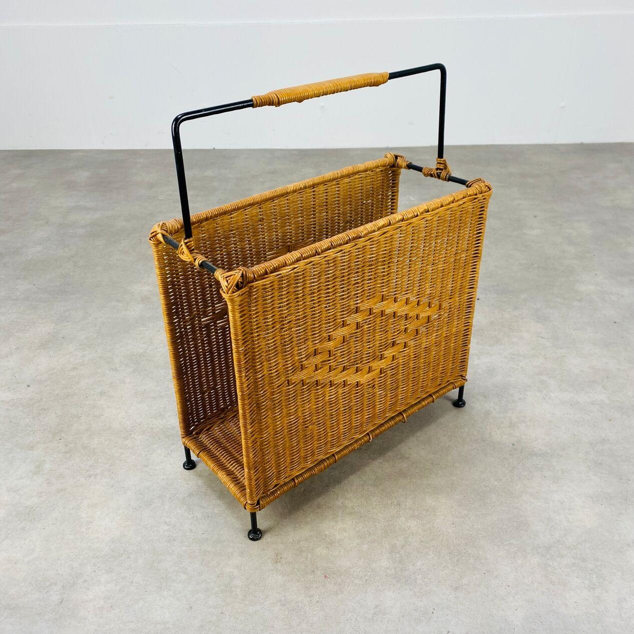 Metallo Portariviste di metà secolo in rattan e metallo nero, anni '50 in vendita