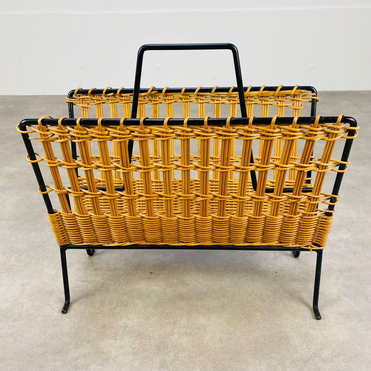 Metallo Portariviste di metà secolo in rattan e metallo nero, anni '50 in vendita