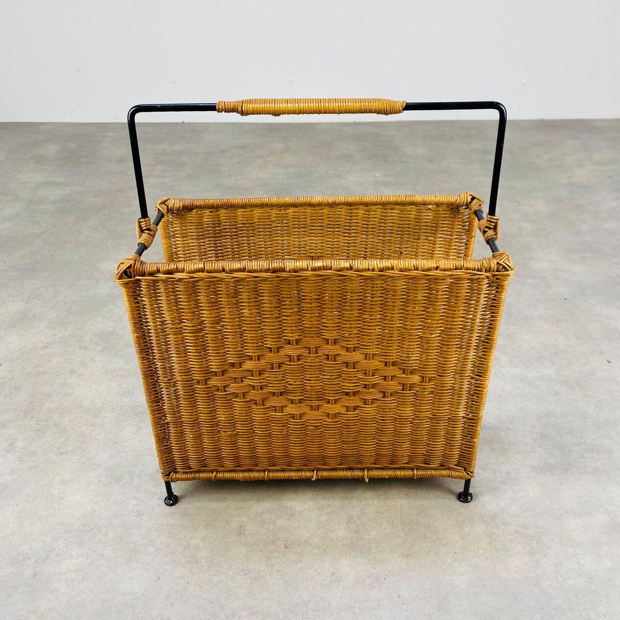 Portariviste di metà secolo in rattan e metallo nero, anni '50 in vendita 1