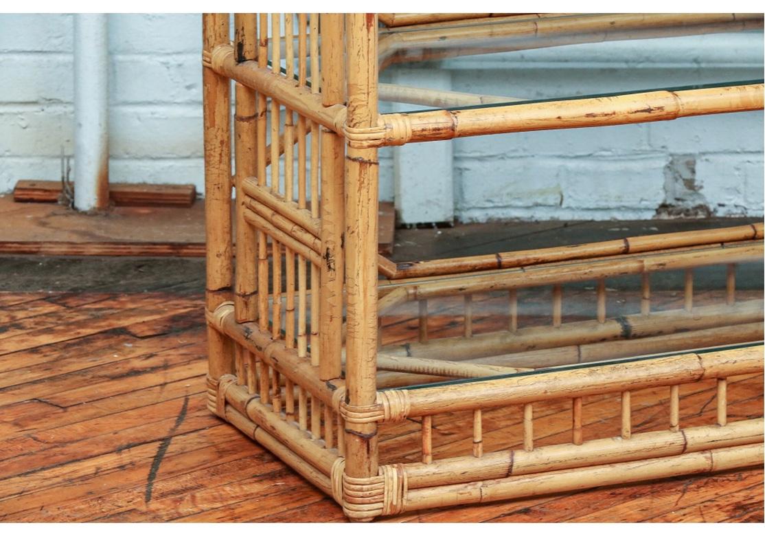 Well made and sturdy rattan étagère with good size and very good condition. A tall étagère with five glass shelves. Networks of rods on the top, sides and base with nice overall aging to the rattan.
Measures: Height 78