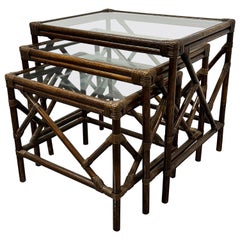 Ensemble de trois tables gigognes en rotin et dessus en verre du milieu du siècle dernier