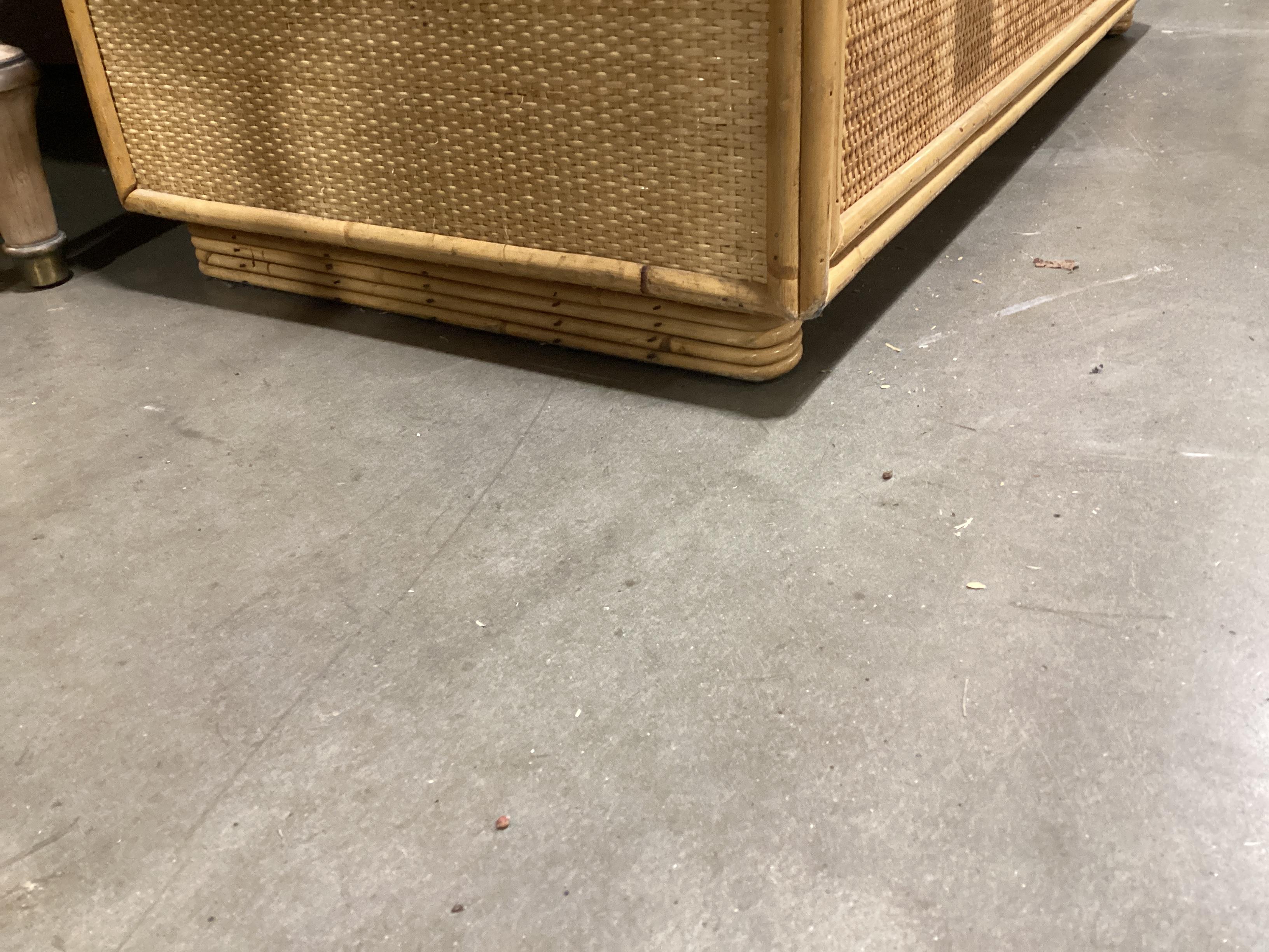 Cassapanca in rattan e canna pressata di metà secolo in vendita 2