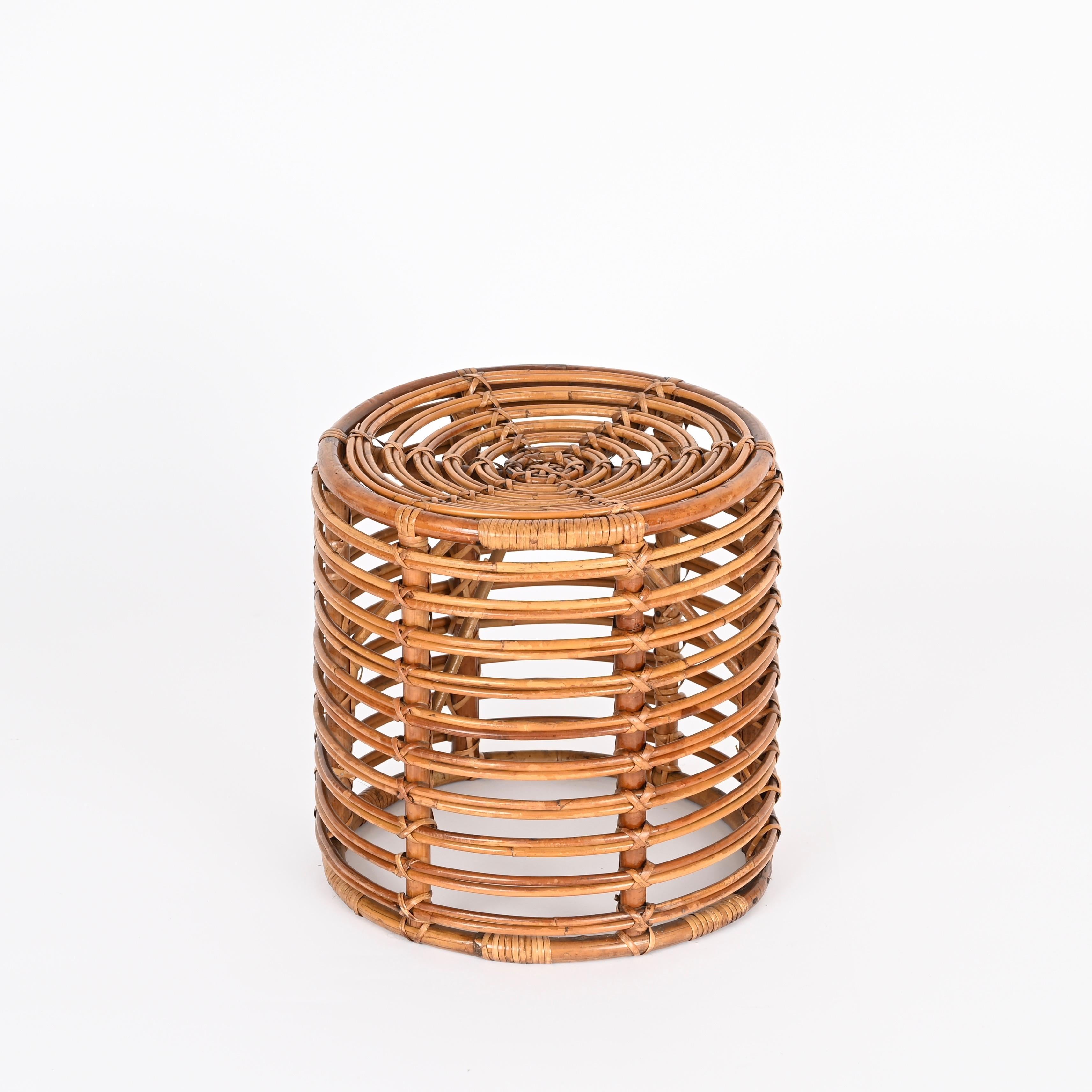 Gorgeous Mid-Century organic pouf or side table fully made in curved rattan and hand-woven wicker. This stylish French Riviera style pouf was designed by Tito Agnoli and produced in Italy during the 1960s.

In fabulous condition and with a charming