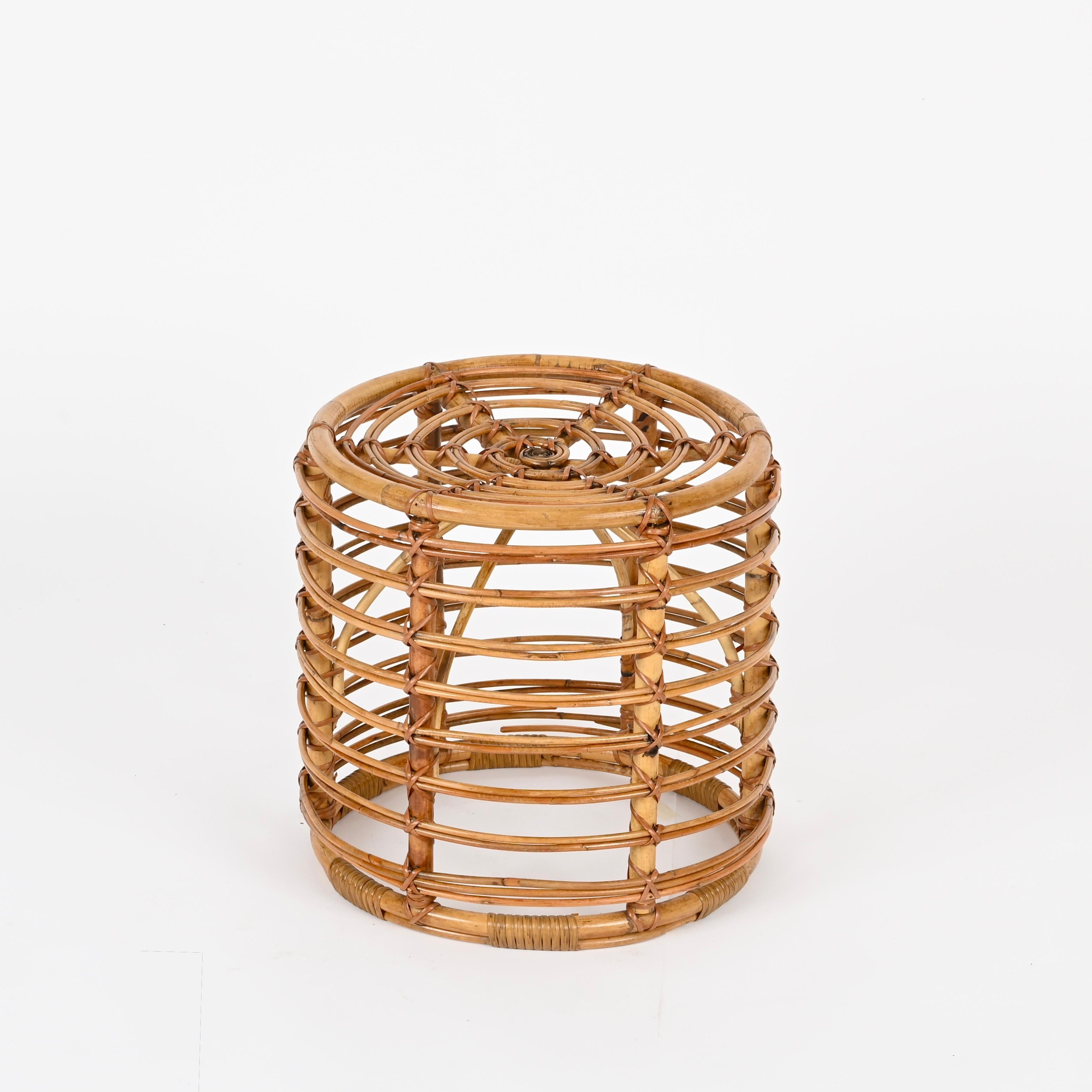 Gorgeous Mid-Century organic pouf or side table fully made in curved rattan and hand-woven wicker. This stylish French Riviera style pouf was designed by Tito Agnoli and produced in Italy during the 1960s.

In fabulous condition and with a charming