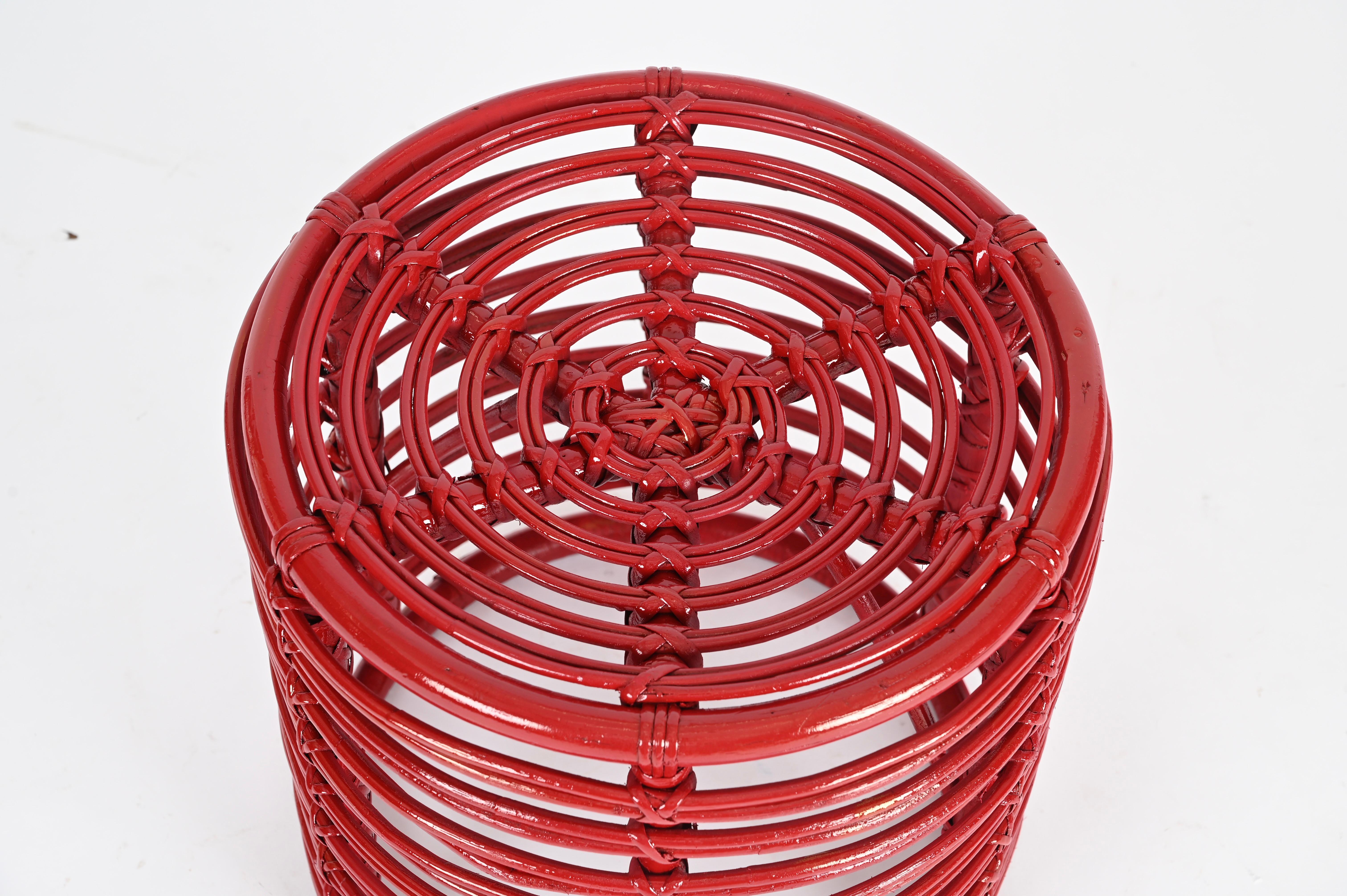 Taburete Puf Redondo de Ratán y Mimbre Rojo de Mitad de Siglo de Tito Agnoli, Italia, 1970 en venta 2