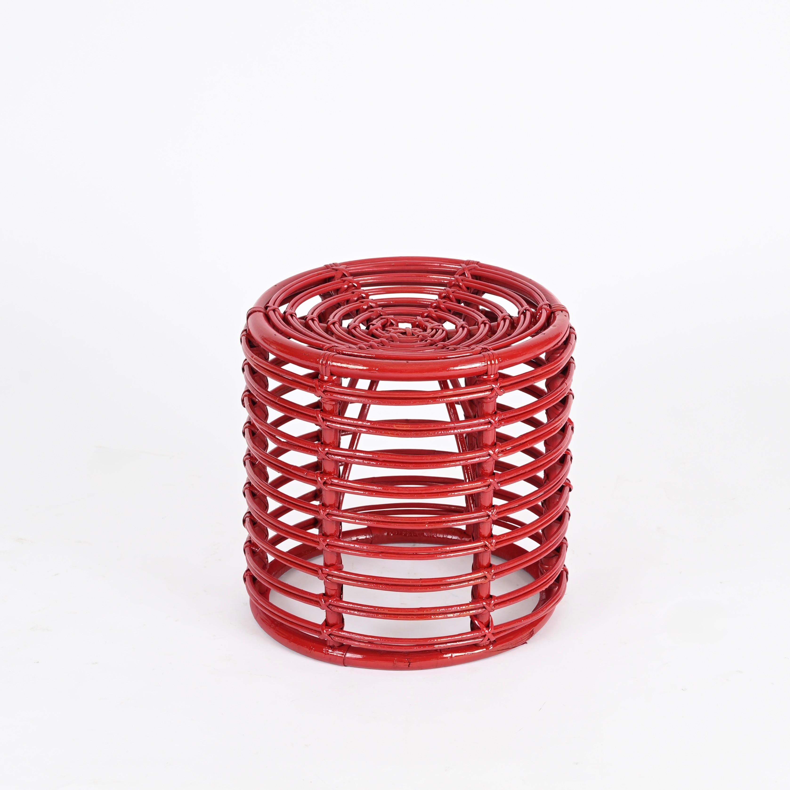 Maravilloso puf o mesa auxiliar orgánica de mediados de siglo totalmente de ratán curvado y mimbre tejido a mano. Este puf de estilo Riviera francesa, increíblemente raro, fue diseñado por Tito Agnoli en Italia durante la década de 1970.

En