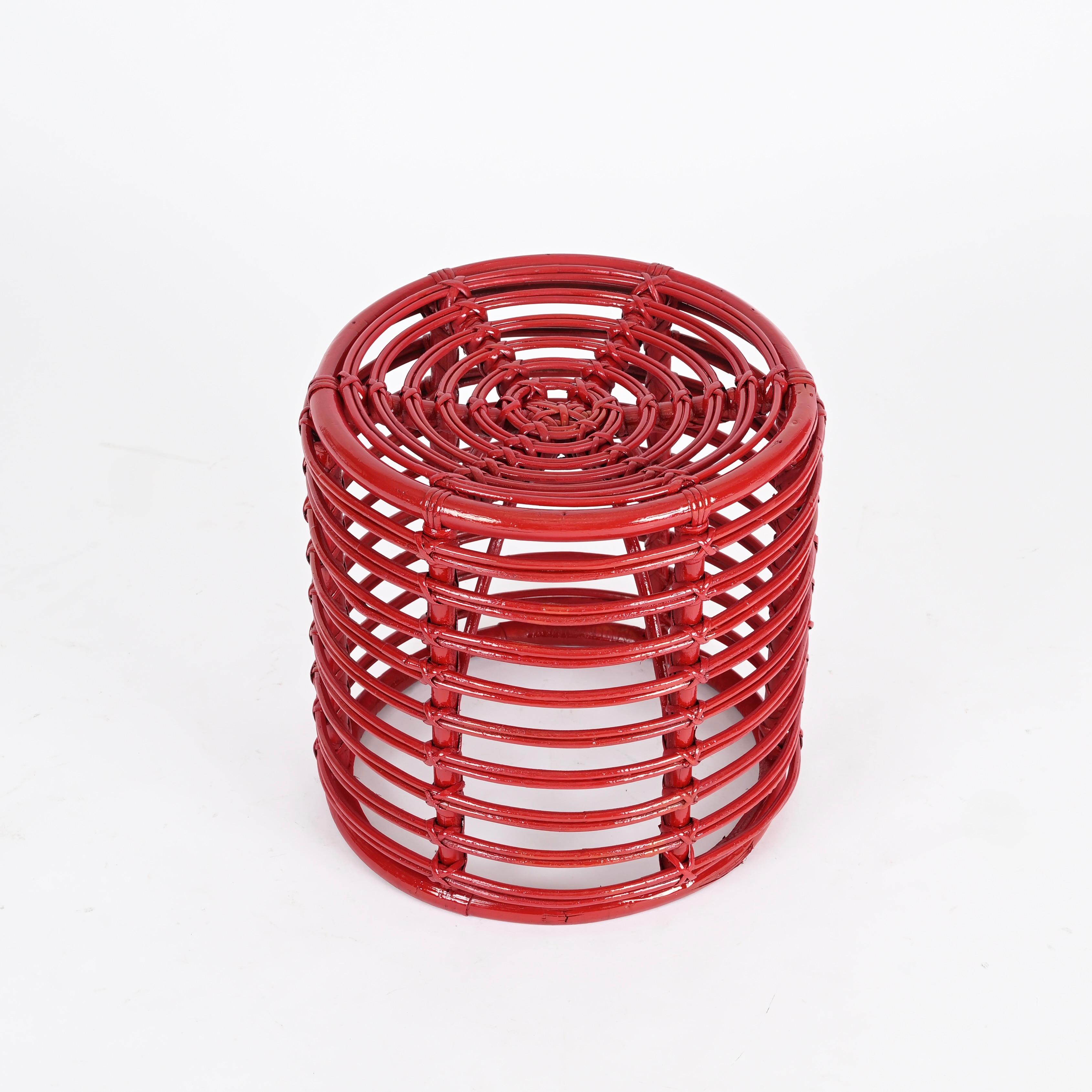 Taburete Puf Redondo de Ratán y Mimbre Rojo de Mitad de Siglo de Tito Agnoli, Italia, 1970 Moderno de mediados de siglo en venta