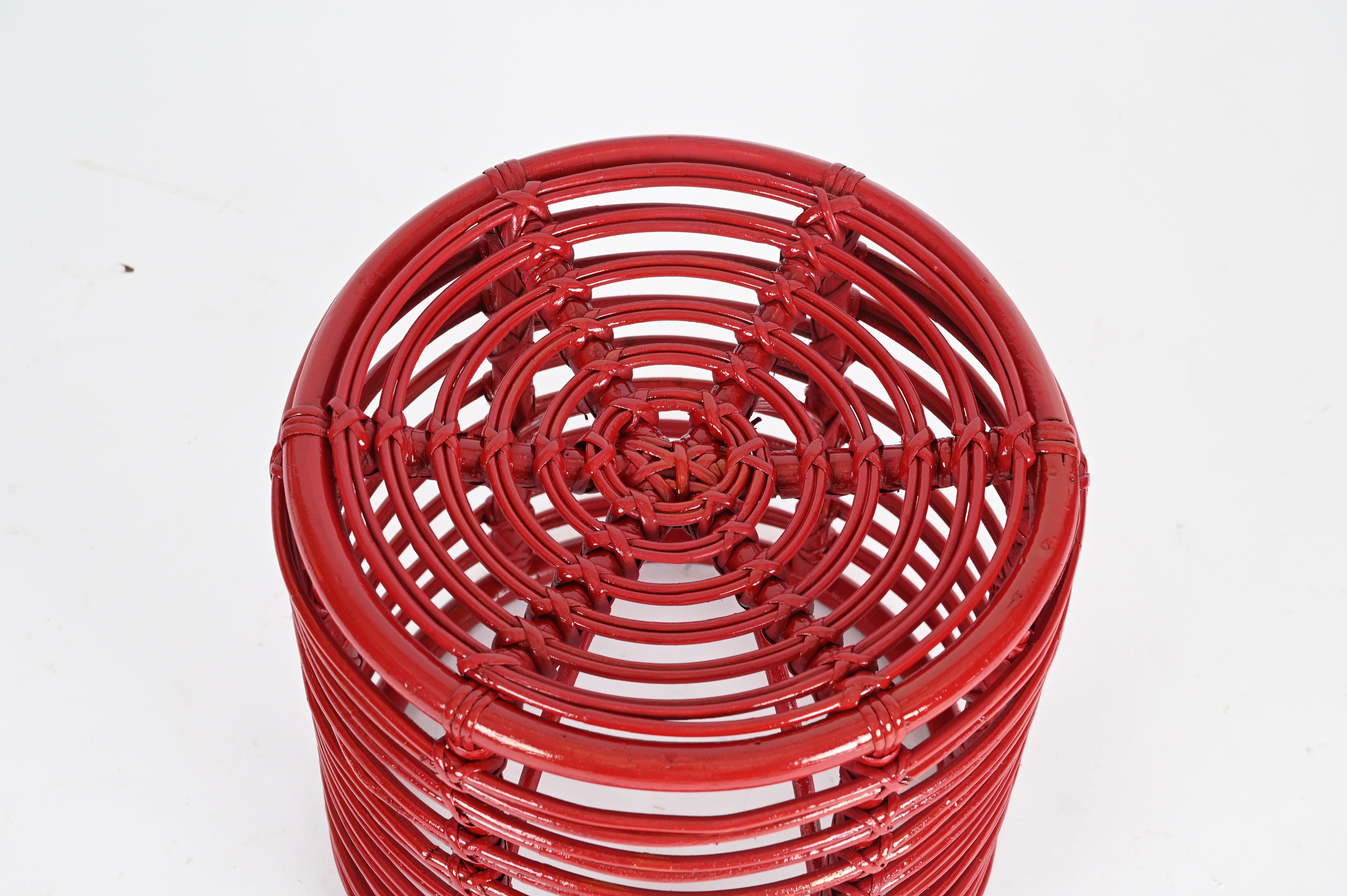 Taburete Puf Redondo de Ratán y Mimbre Rojo de Mitad de Siglo de Tito Agnoli, Italia, 1970 Italiano en venta