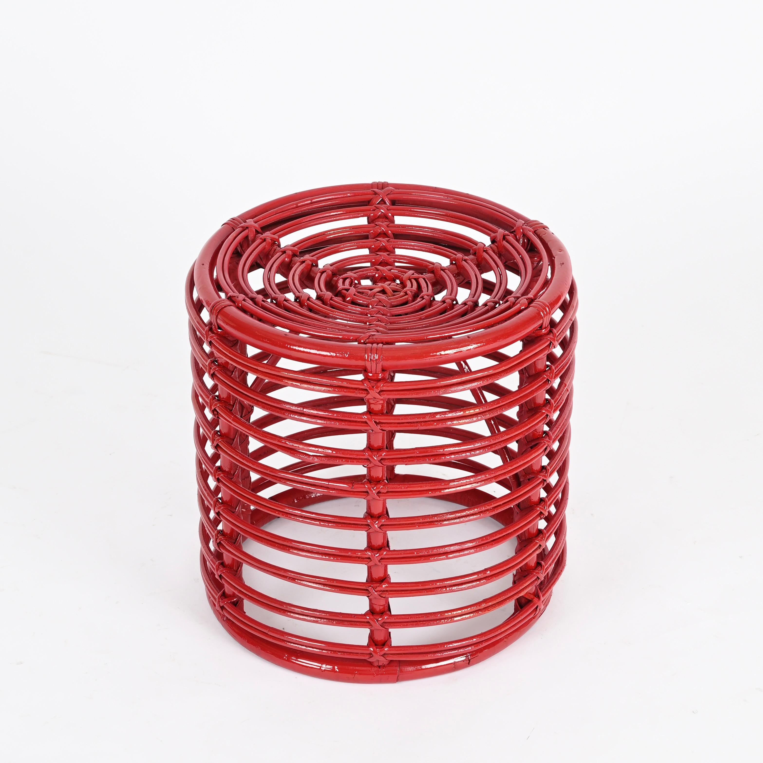 Taburete Puf Redondo de Ratán y Mimbre Rojo de Mitad de Siglo de Tito Agnoli, Italia, 1970 Bambú en venta