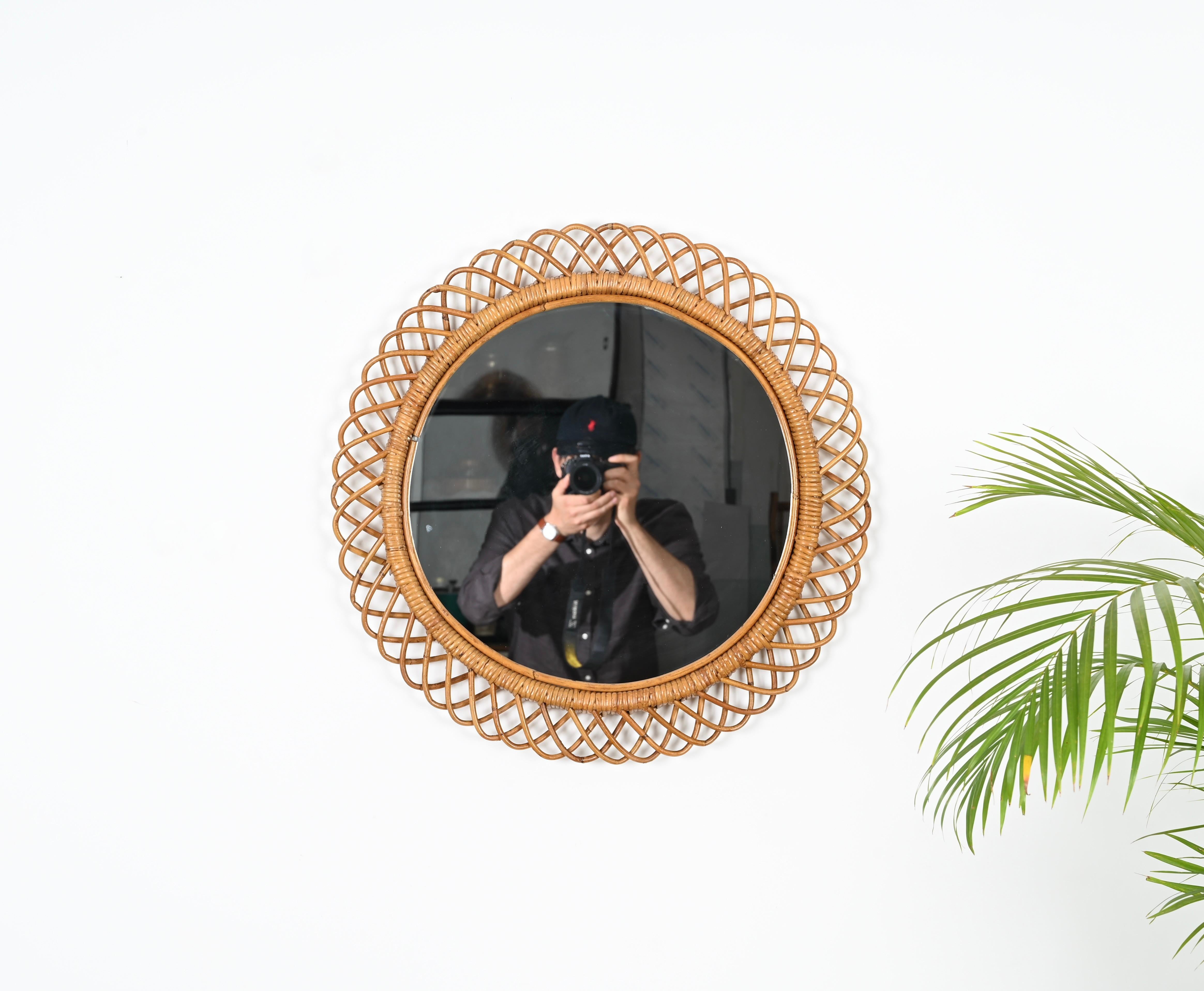 Magnifico specchio rotondo in stile Costa Azzurra completamente realizzato in vimini intrecciato a mano e rattan curvato. Questo bellissimo pezzo è stato prodotto in Italia negli anni '70 ed è attribuito alla maestria di Franco Albini. 

Questo