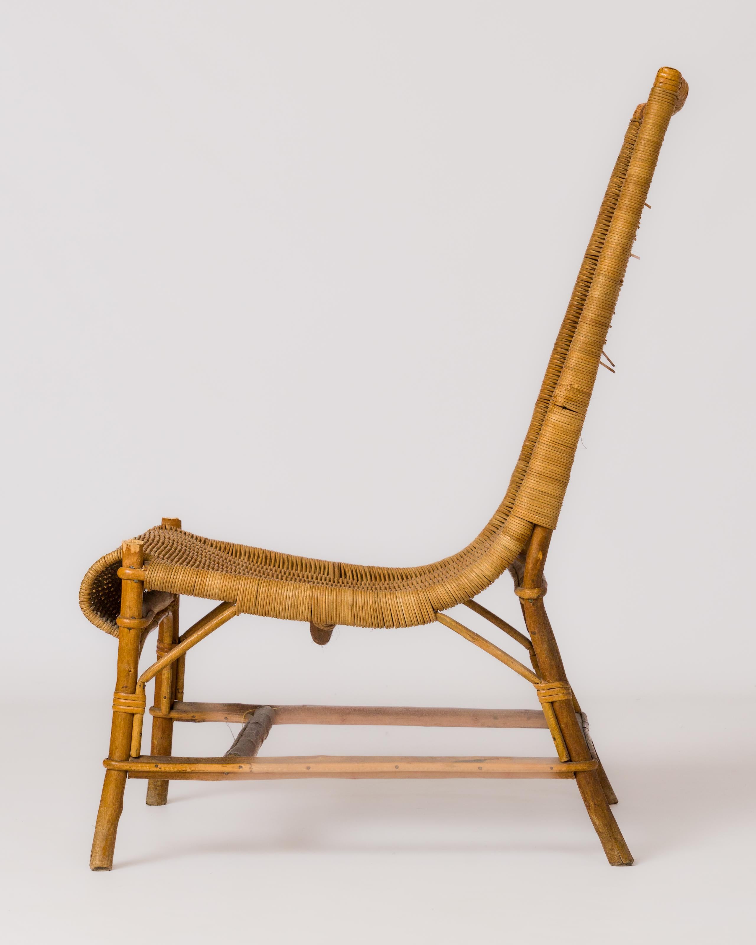 Elegante sillón de ratán y mimbre con respaldo alto. Al estilo de Louis Sognot. Resistente y en buen estado vintage. Algunos tallos de mimbre sobresalen ligeramente de la parte trasera del respaldo.
Una silla de acento ideal para uso independiente