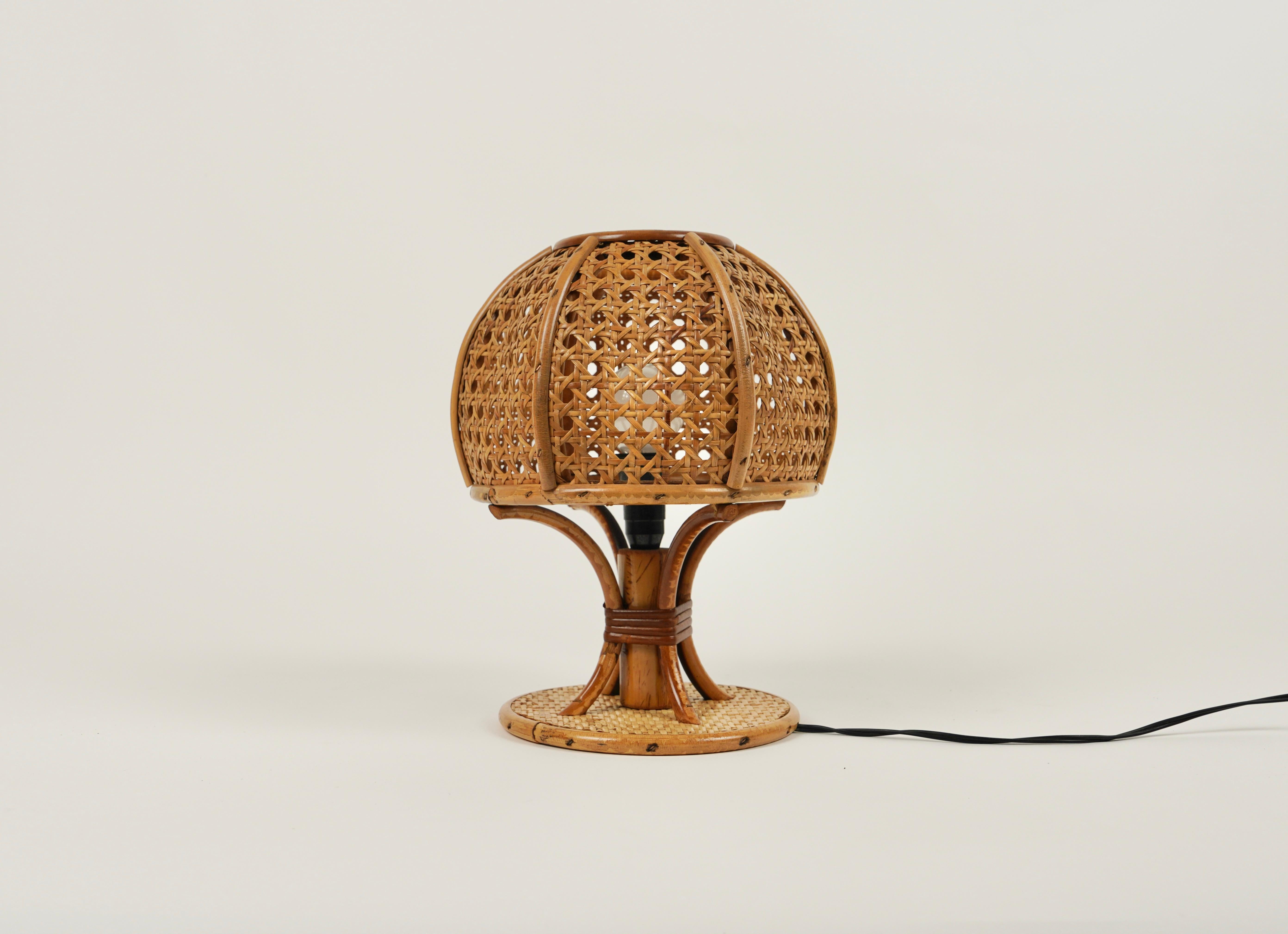 Midcentury Rattan and Wicker Table Lamp Louis Sognot Style, Italy, circa 1970s In Good Condition For Sale In Rome, IT