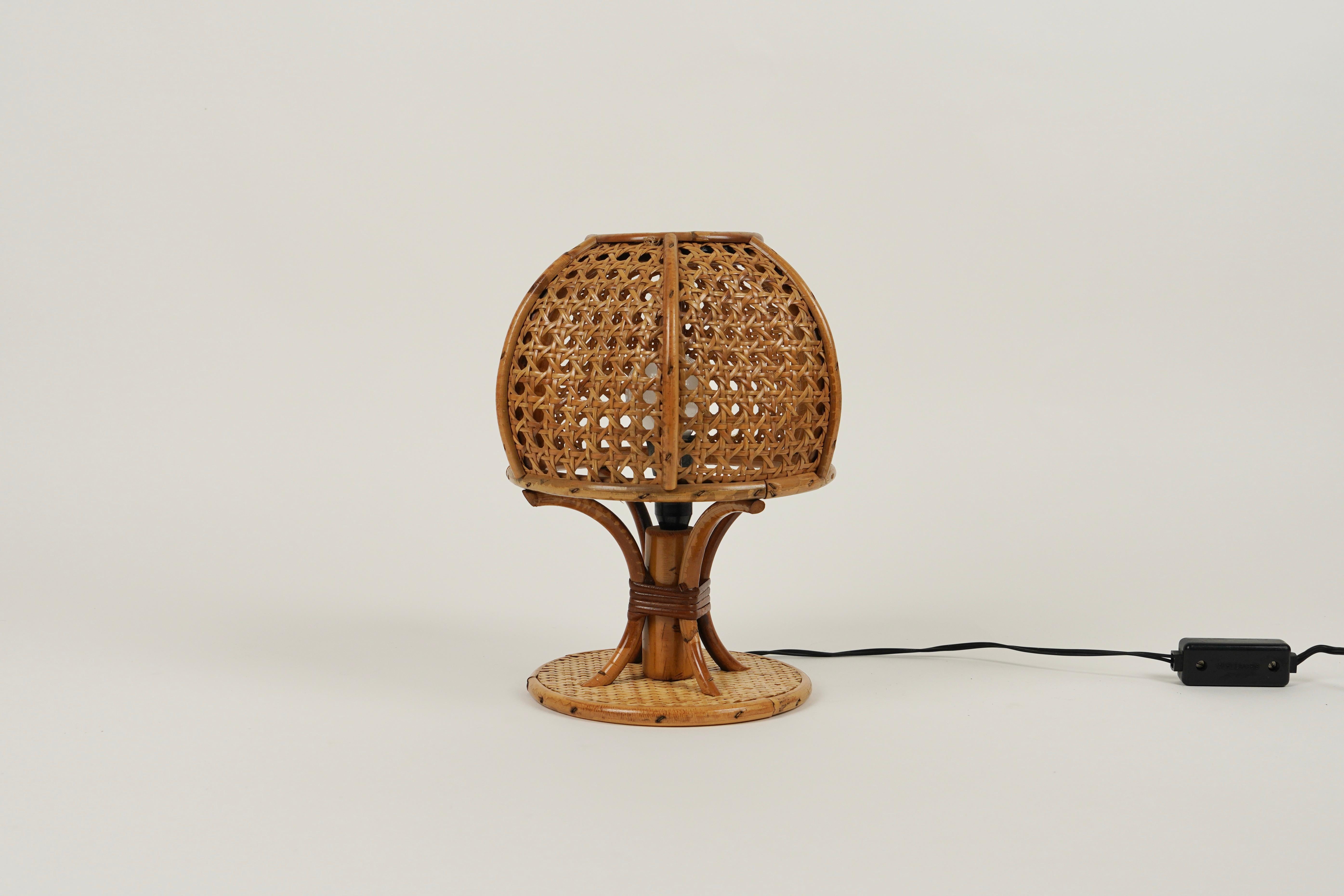Fine XX secolo Lampada da tavolo di metà secolo in rattan e vimini stile Louis Sognot, Italia anni '70 in vendita