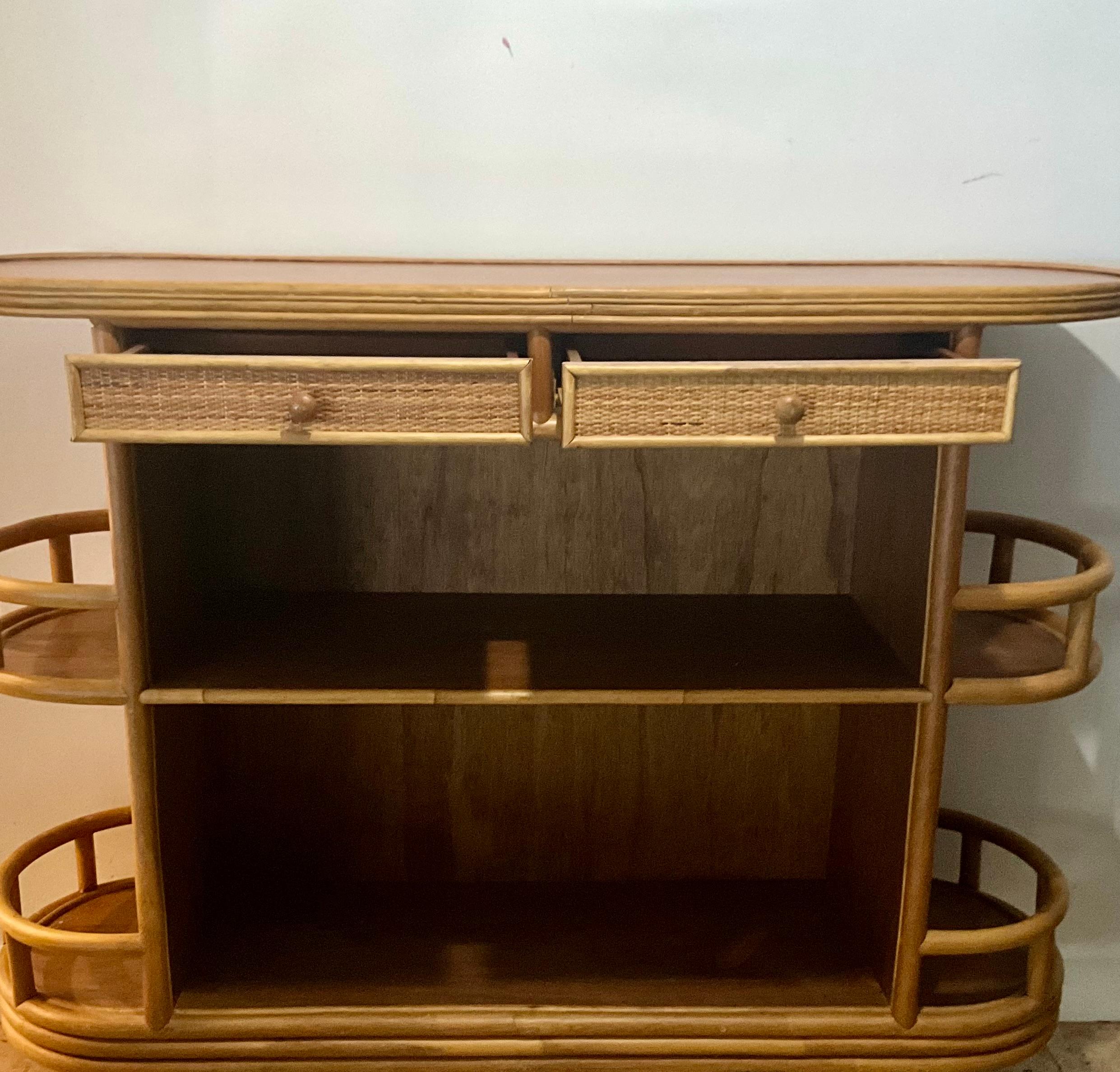 Dry Bar in rattan e legno di metà secolo con ripiani a galleria e due cassetti - Boho in vendita 3